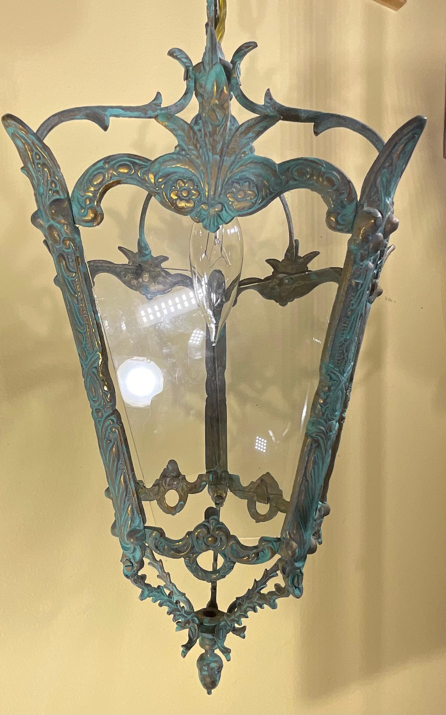 Piccolo lampadario a sospensione in ottone antico In condizioni buone in vendita a Delray Beach, FL