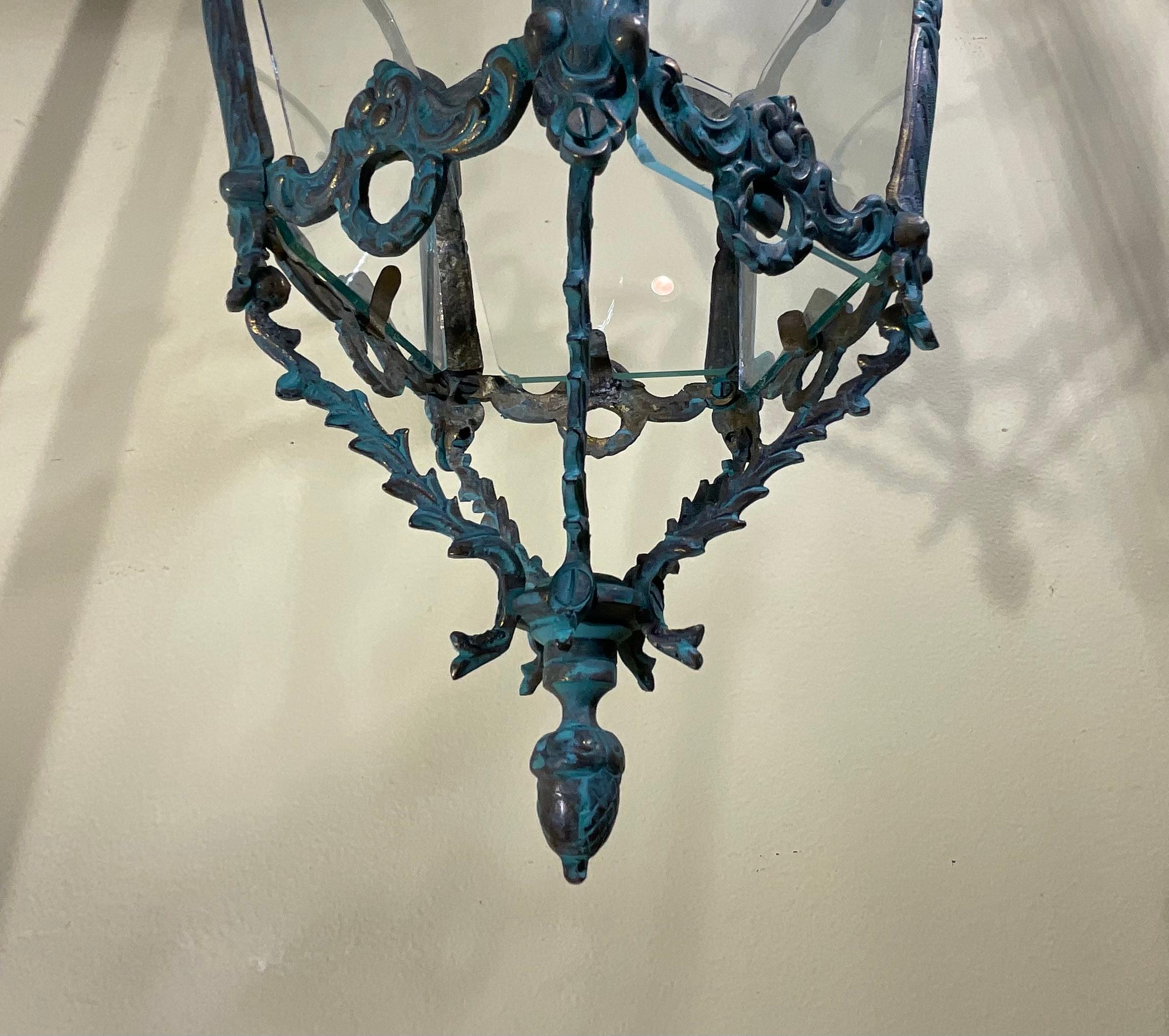 XX secolo Piccolo lampadario a sospensione in ottone antico in vendita