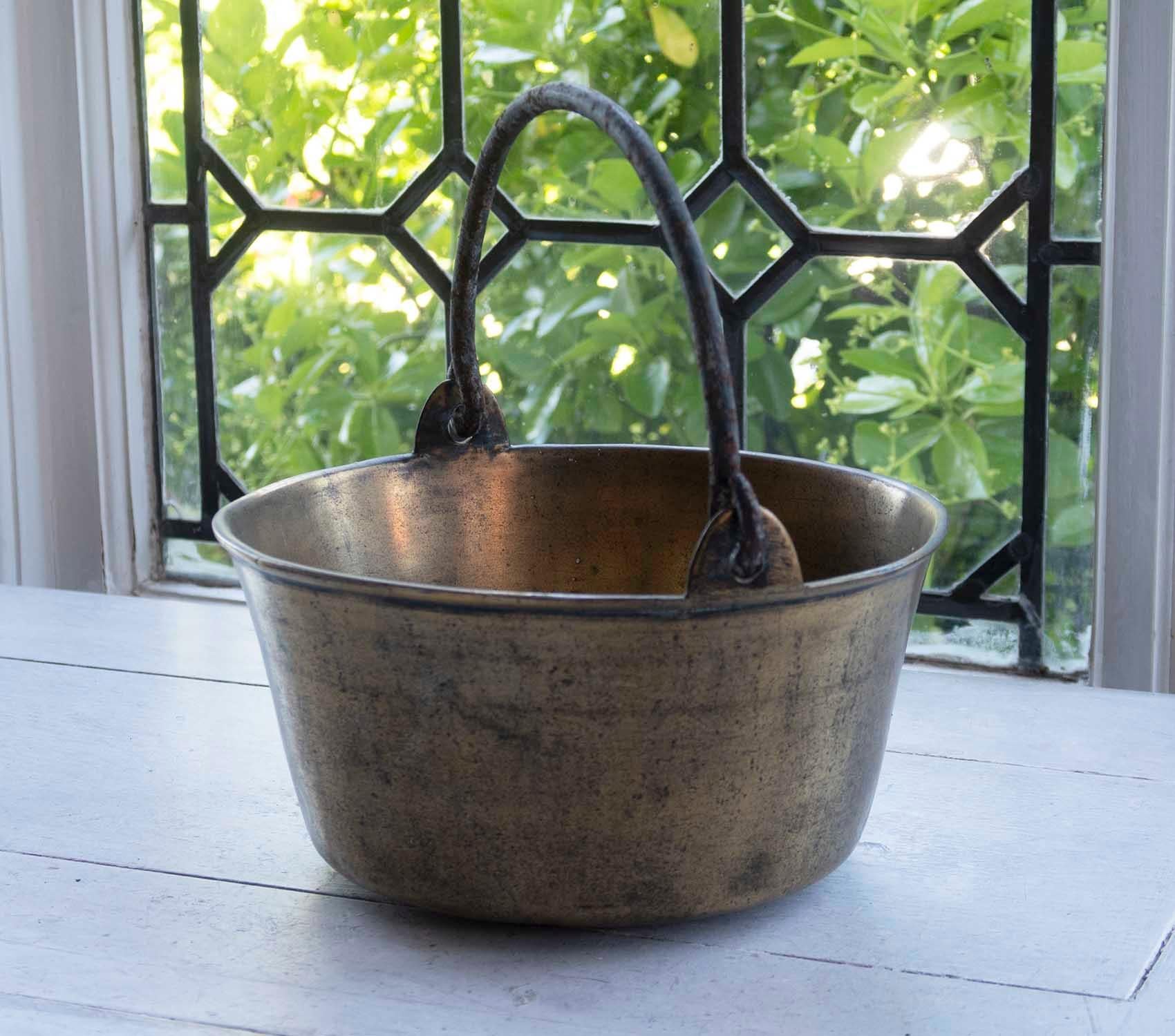Ottimo accessorio rustico per la cucina country

Condizioni della casa di campagna. Patina originale sull'ottone e manico in ferro arrugginito

La misura indicata è con la maniglia alzata.

Spedizione gratuita nel Regno Unito

