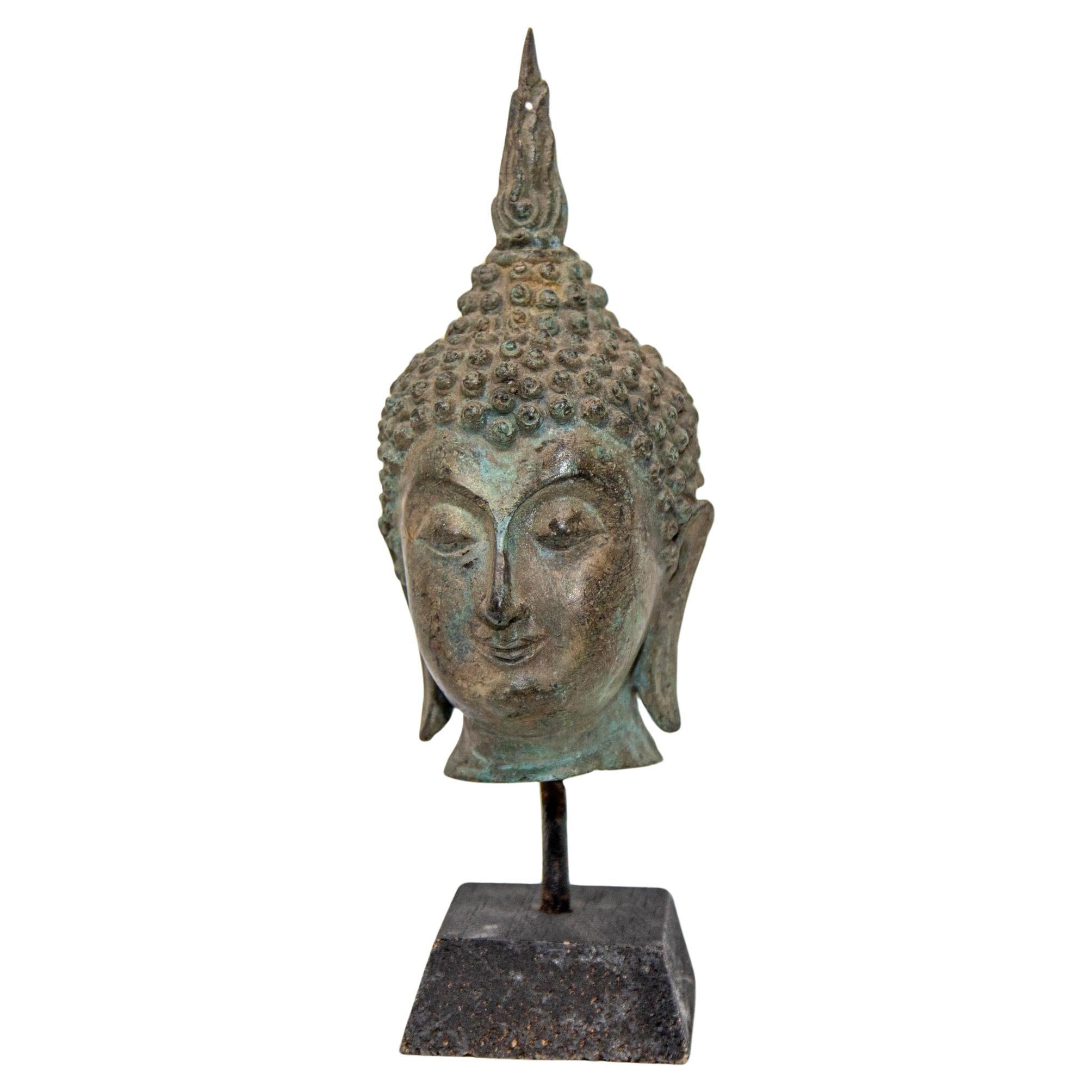 Kleine antike Buddha-Kopf-Skulptur aus Bronze mit Verdigris auf Stand