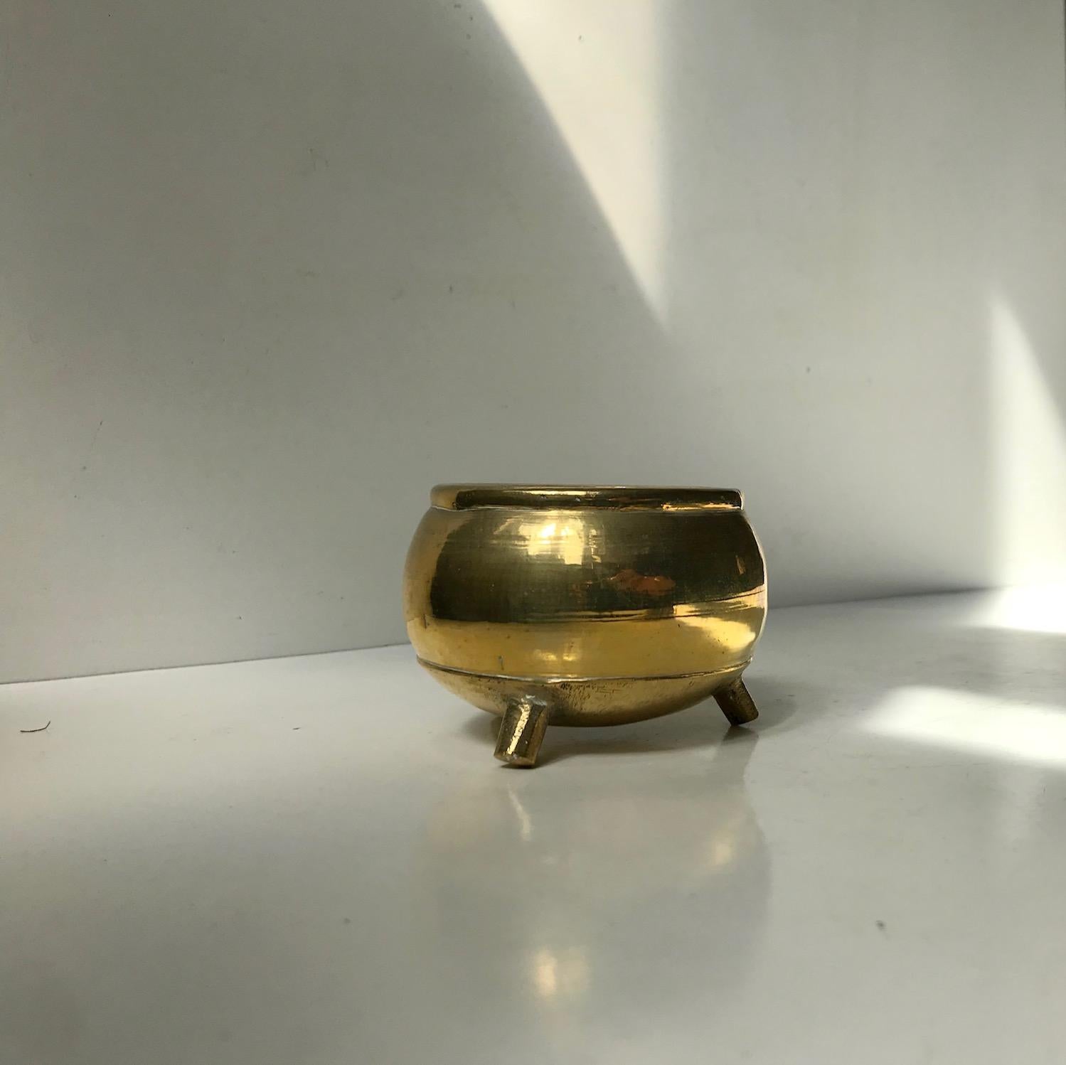 Un caldero de bronce de pequeño tamaño, una vasija de agua o un incensario. De estilo chino. Presumiblemente continental. Edad y origen precisos desconocidos. Sería una gran maceta pequeña o un plato decorativo inusual.