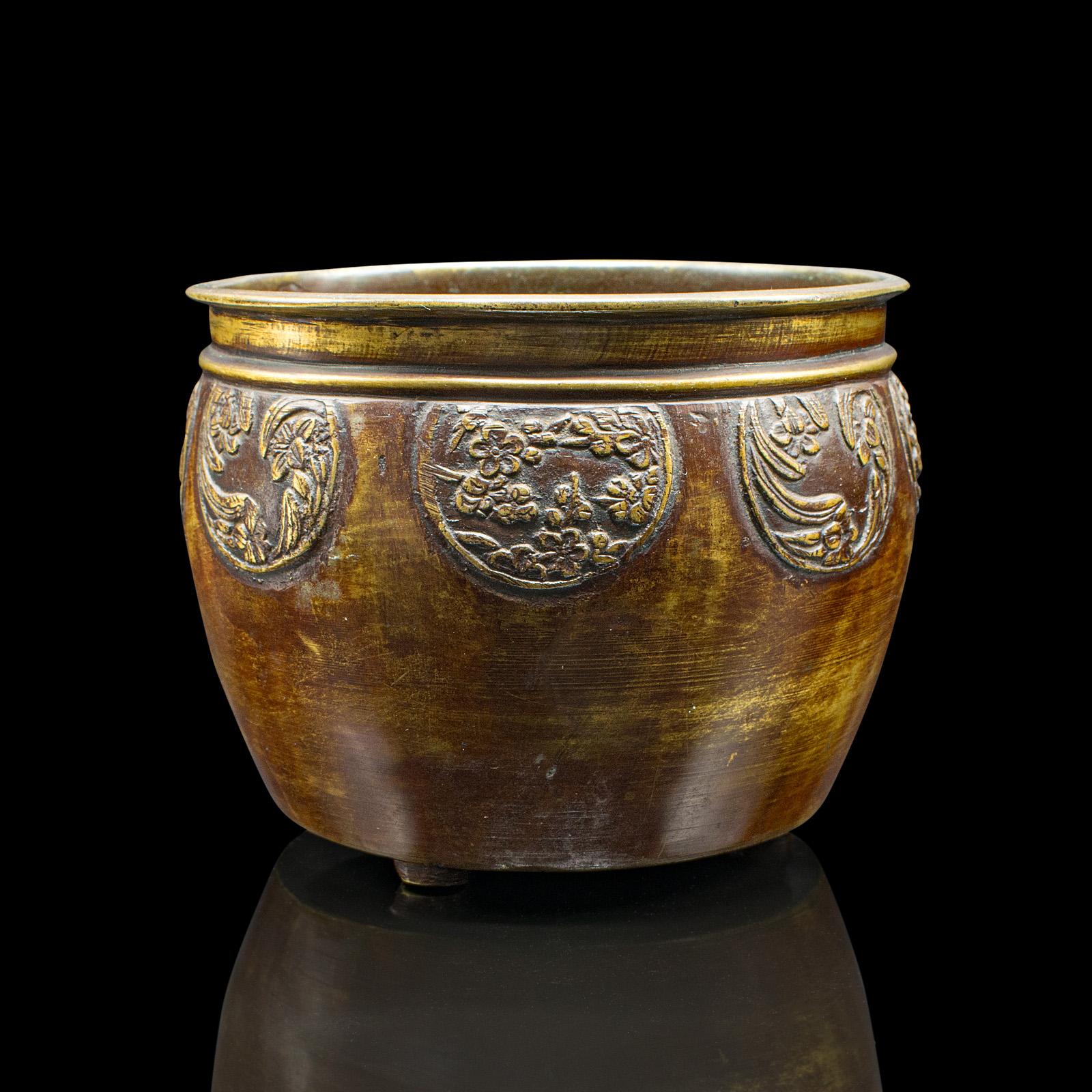 This is a charming antique Georgian period bronze planter, presenting fine Oriental craftsmanship, circa 1800. This delightfully diminutive desk pot features a refined foliate motif, warm golden-brown patina, and timeless decorative appeal.

Elegant