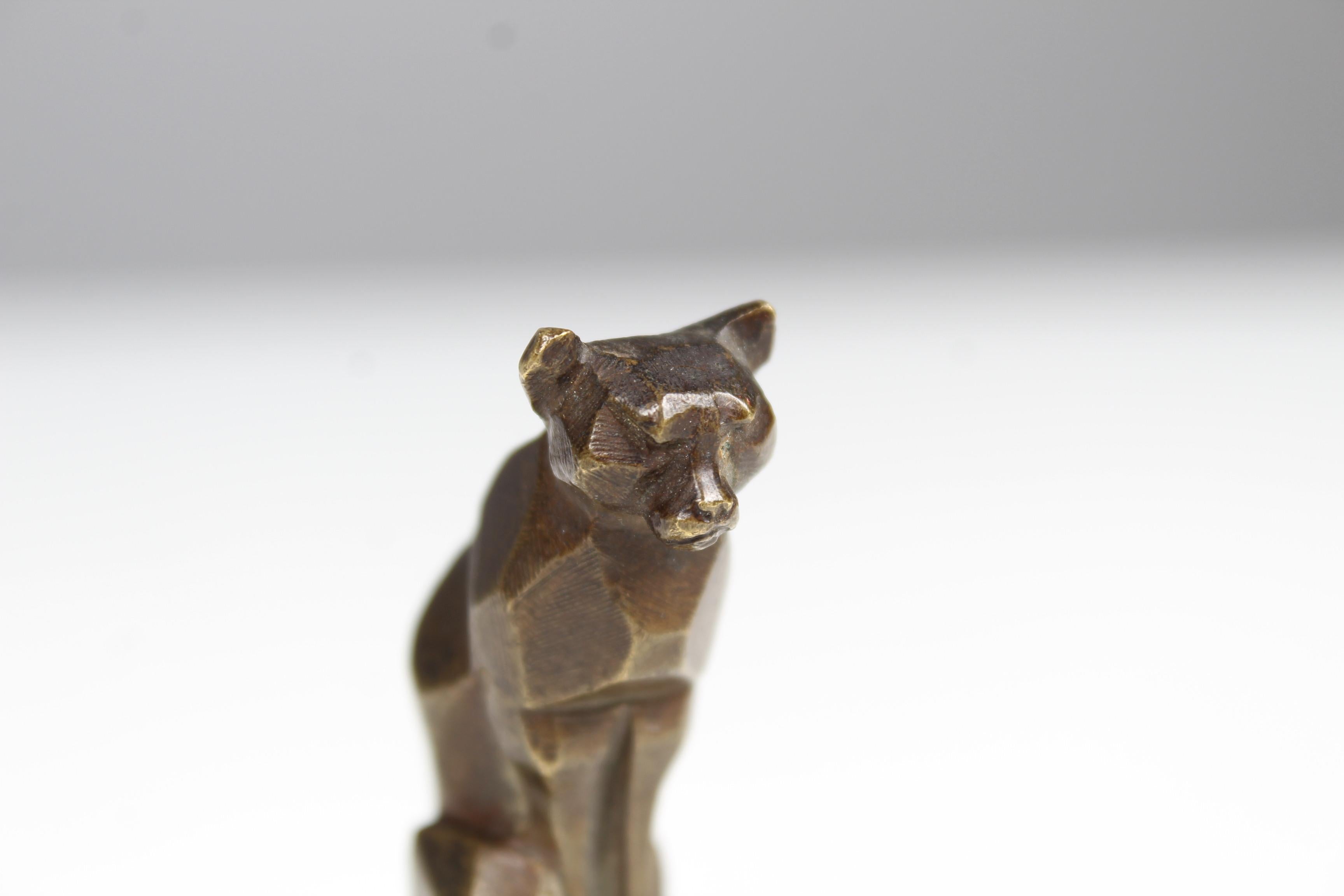 Beautiful small antique bronze work depicting a sitting cougar.




