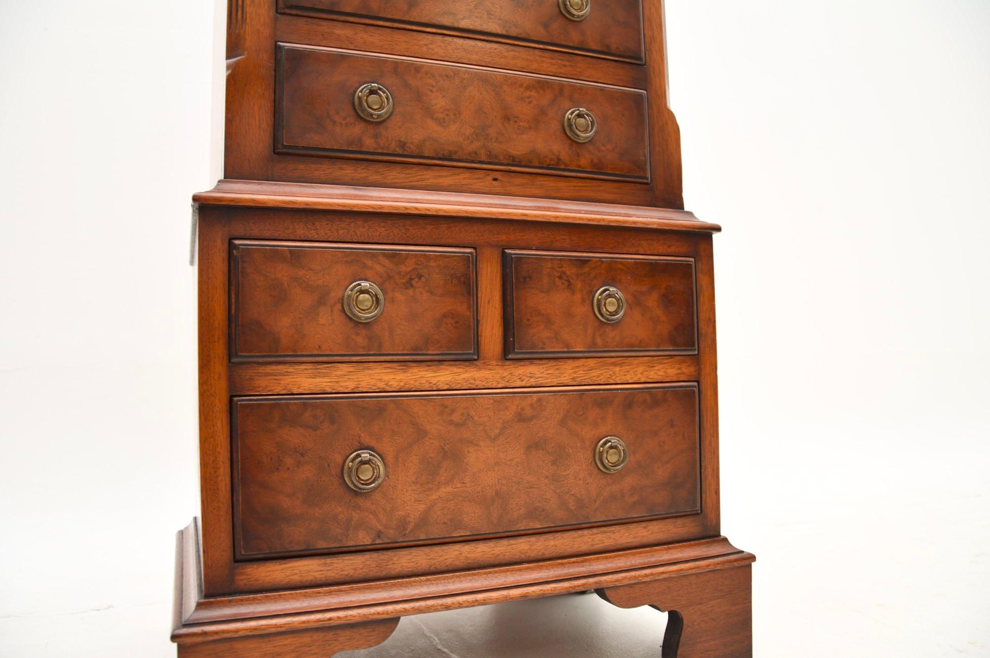 Petite commode ancienne en ronce de noyer en vente 3