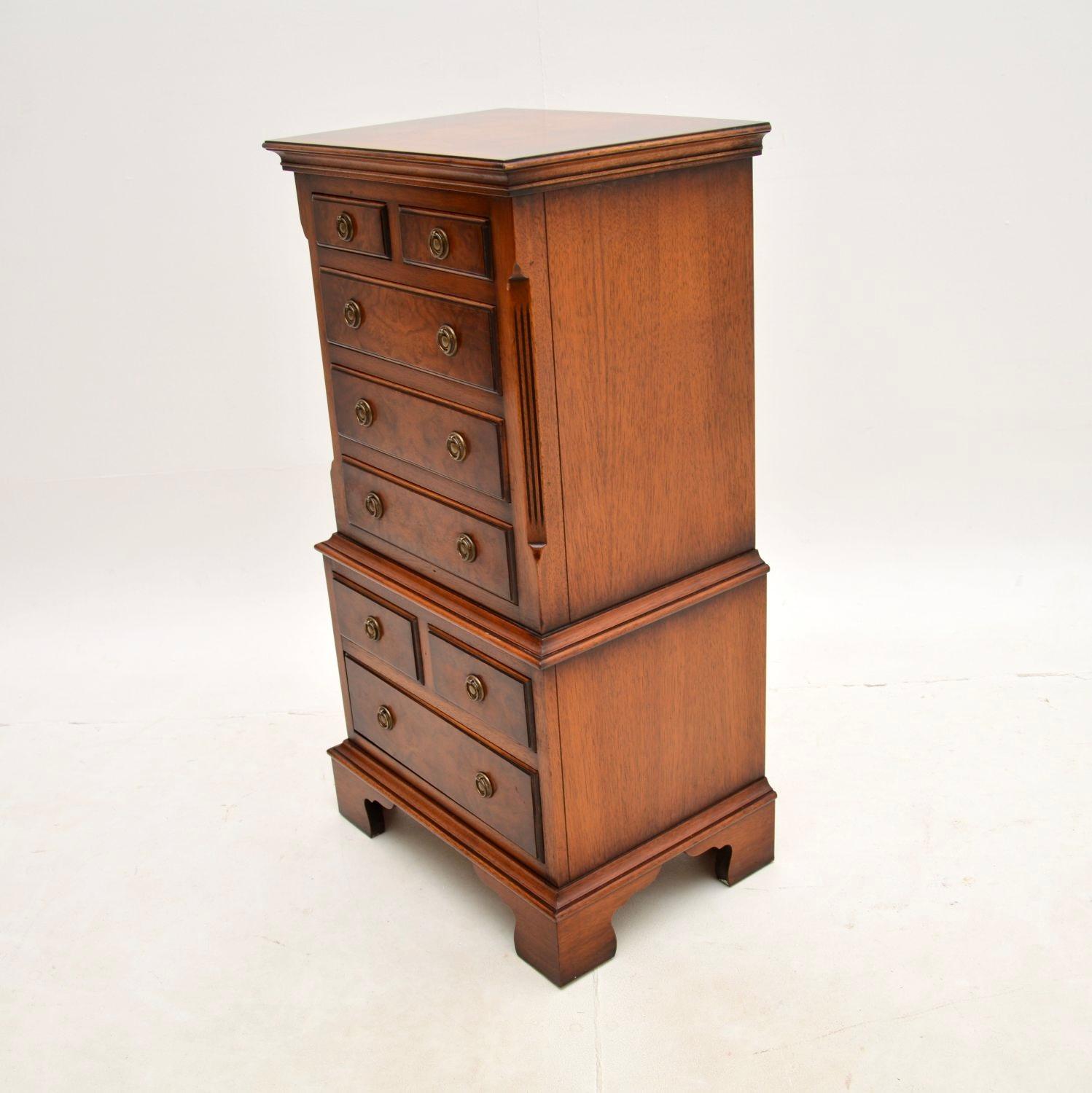 Small Antique Burr Walnut Chest of Drawers In Good Condition For Sale In London, GB