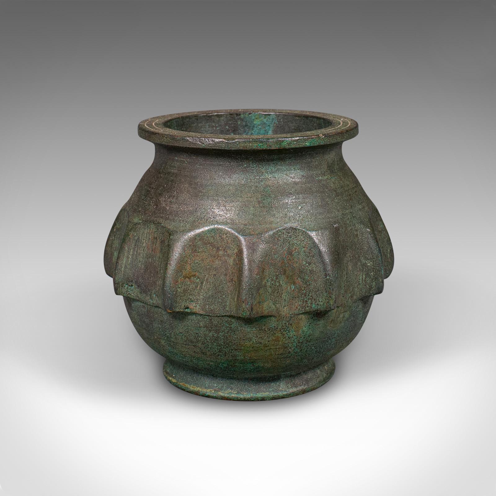 Se trata de un pequeño tintero antiguo de caligrafía. Tintero japonés de bronce del periodo Meiji, de finales de la época victoriana, hacia 1900. Una pieza encantadora y táctil para el escritor artístico, con una rica pátina y una artesanía