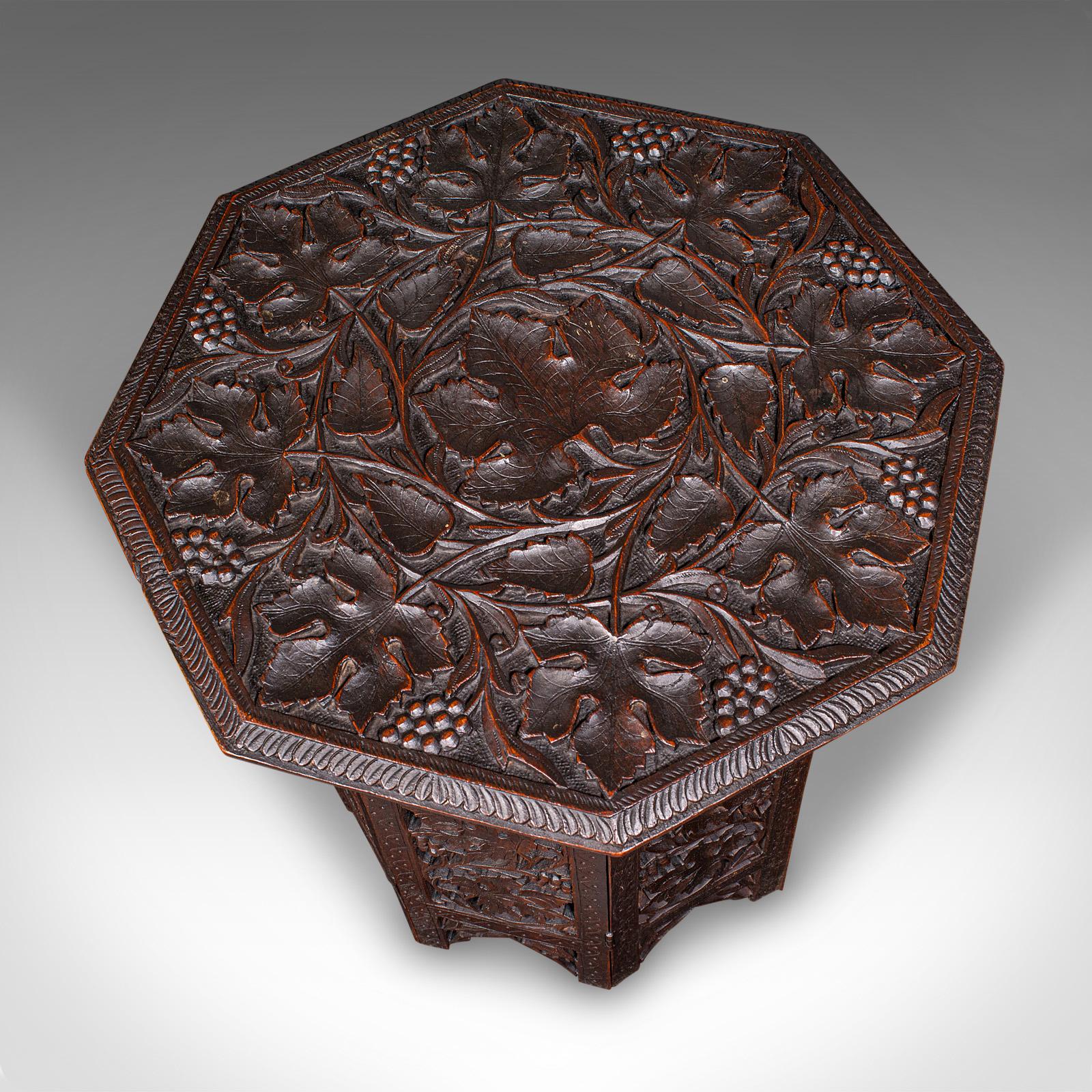 Small Antique Campaign Tea Table, Anglo-Indian, Relief Carved Teak, Victorian siglo XX en venta