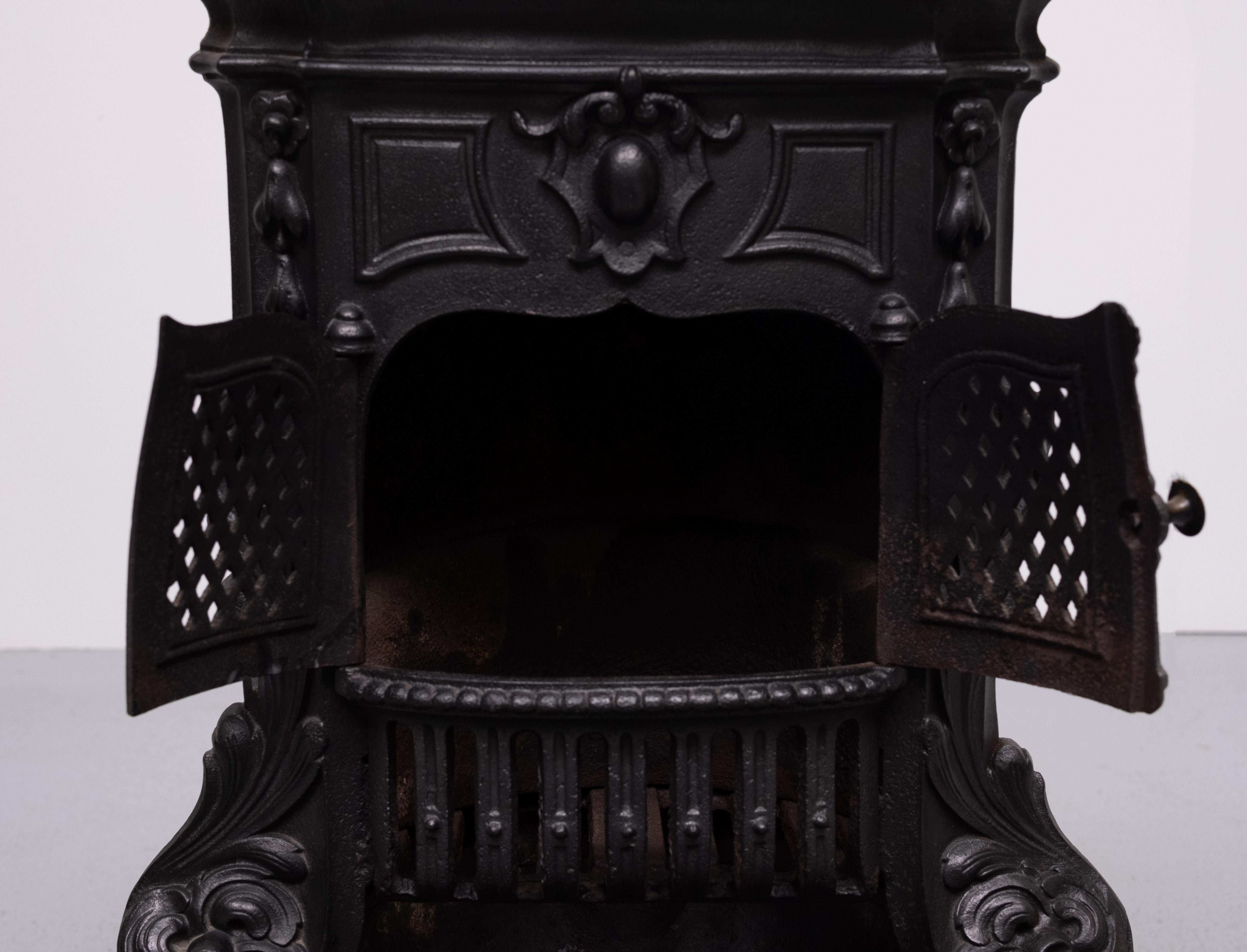 small Antique Cast Iron Fireplace  parlor stove  France en vente 3