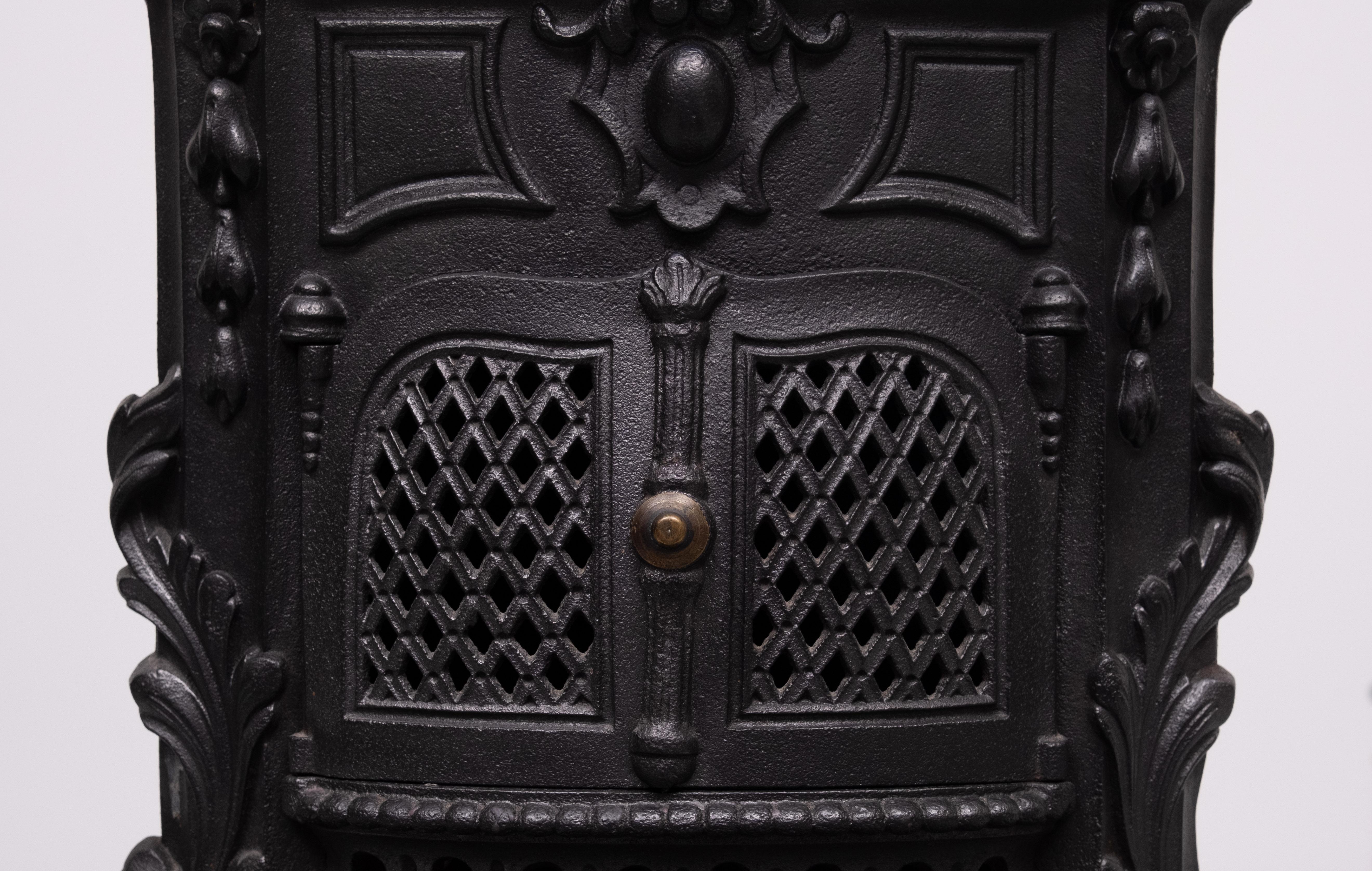 small Antique Cast Iron Fireplace  parlor stove  France en vente 5