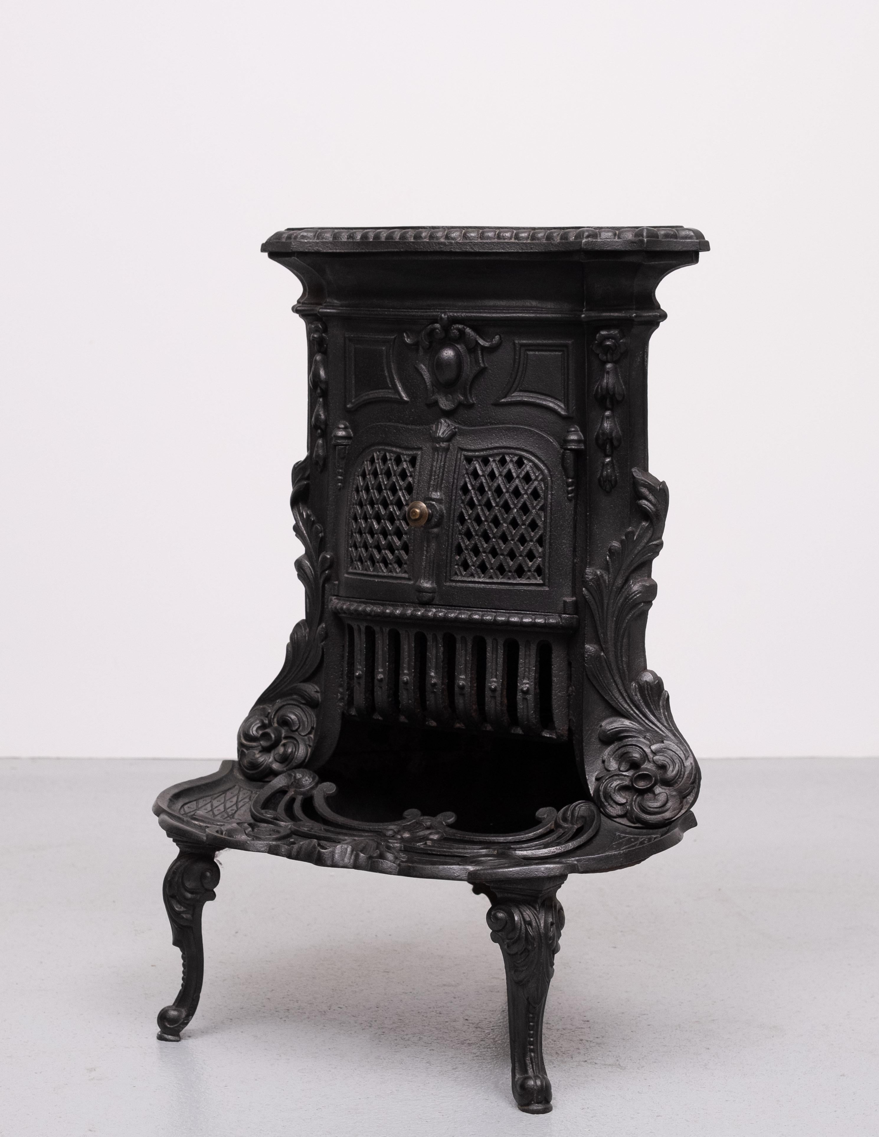 Beautiful small Cast Iron fireplace  . Very decorative . These kind 
of fireplaces where used in house boats or Travelers Caravans .
because its shape ,can it be used in the corner ,but also as a focal point,
in the middle of your room . Everything
