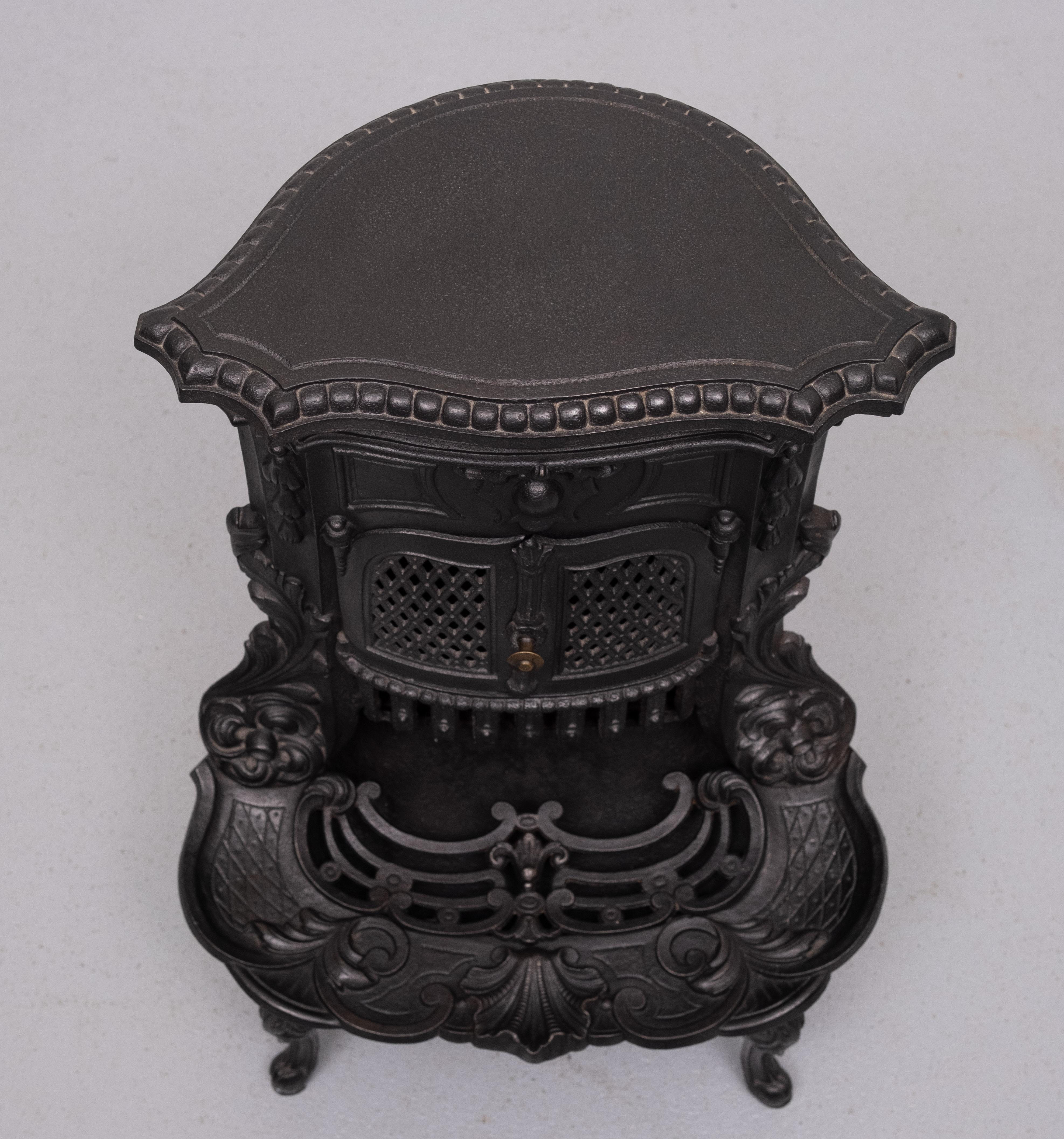 Victorien small Antique Cast Iron Fireplace  parlor stove  France en vente