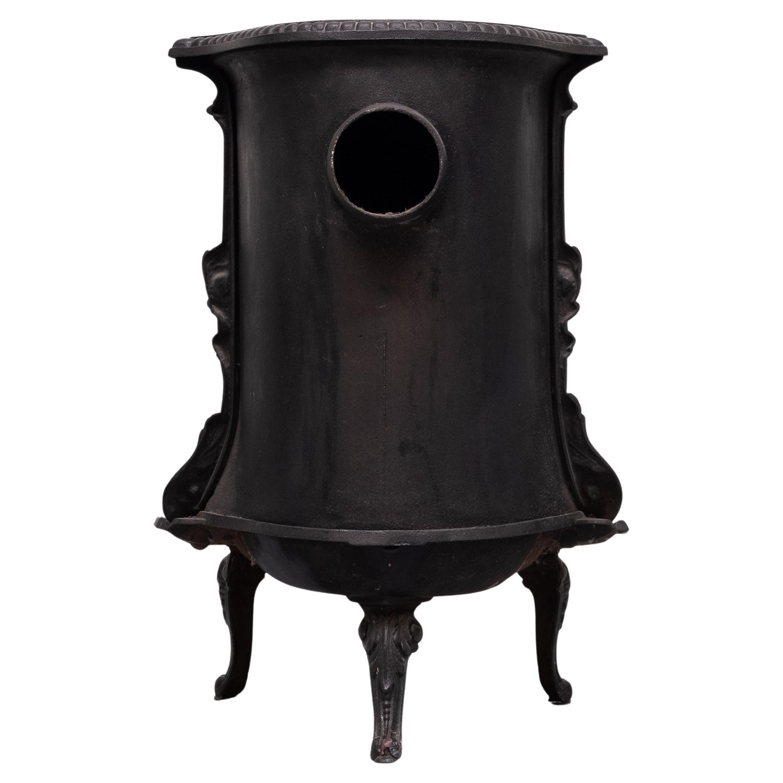 Français small Antique Cast Iron Fireplace  parlor stove  France en vente