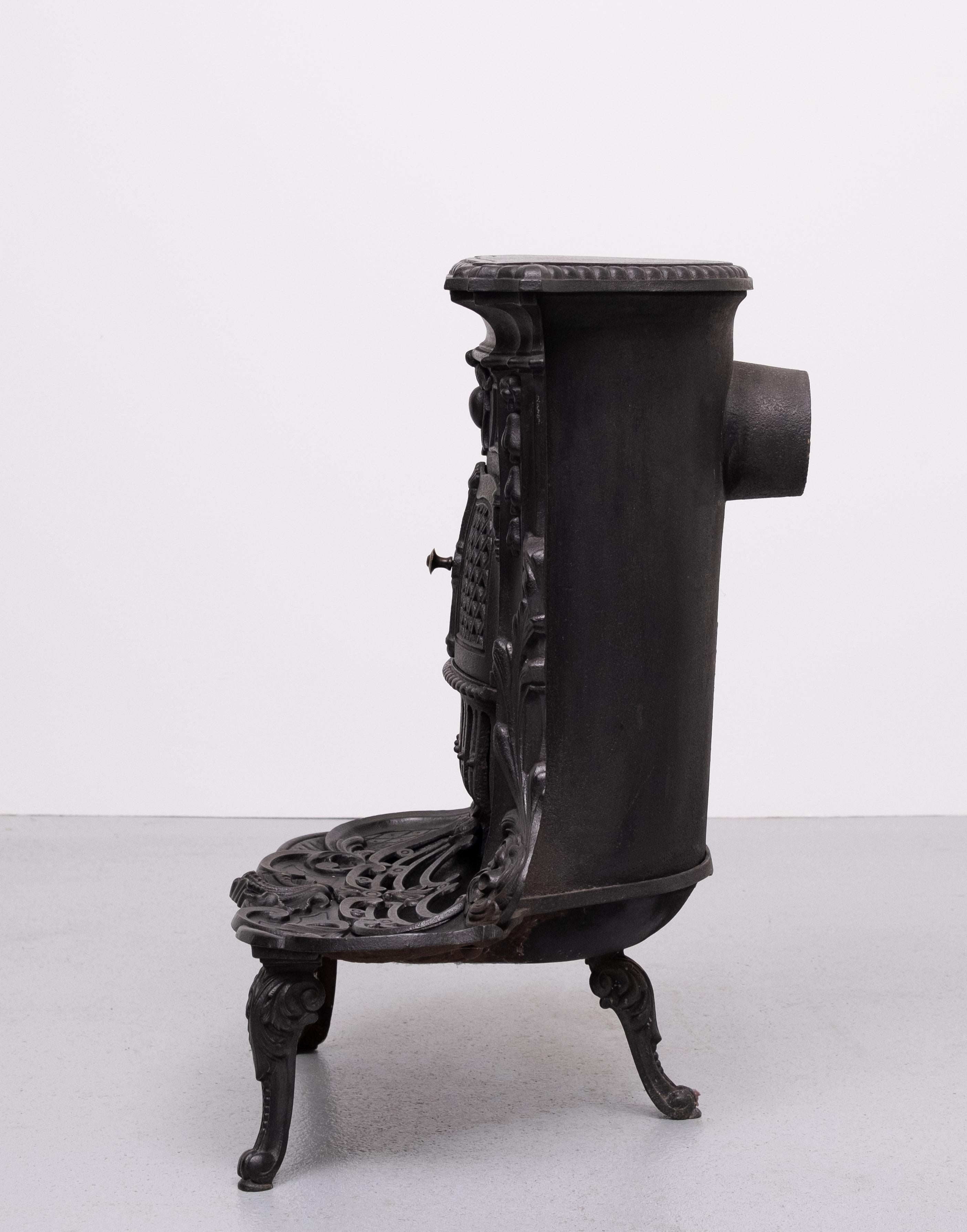 small Antique Cast Iron Fireplace  parlor stove  France Bon état - En vente à Den Haag, NL