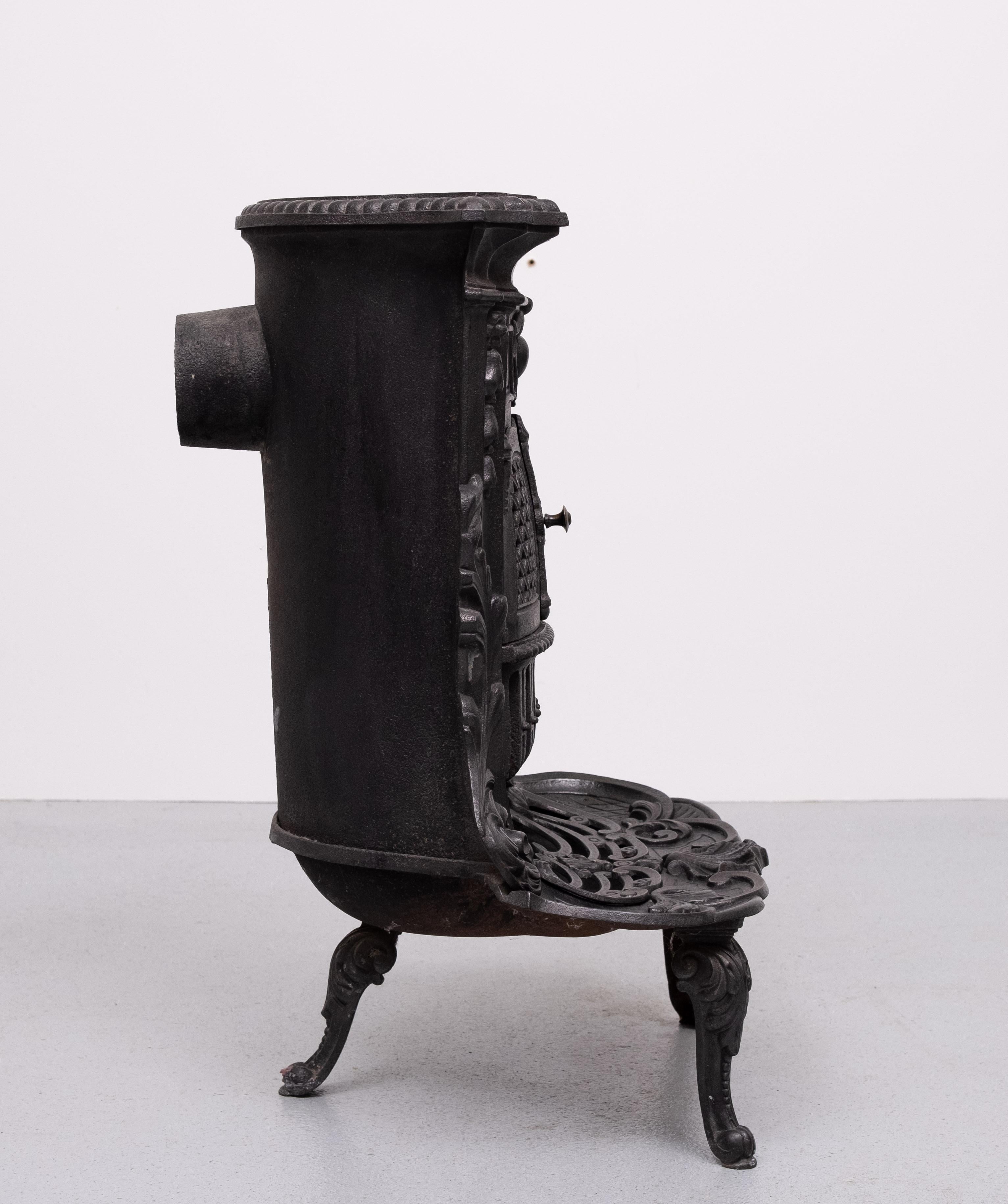 Début du 20ème siècle small Antique Cast Iron Fireplace  parlor stove  France en vente