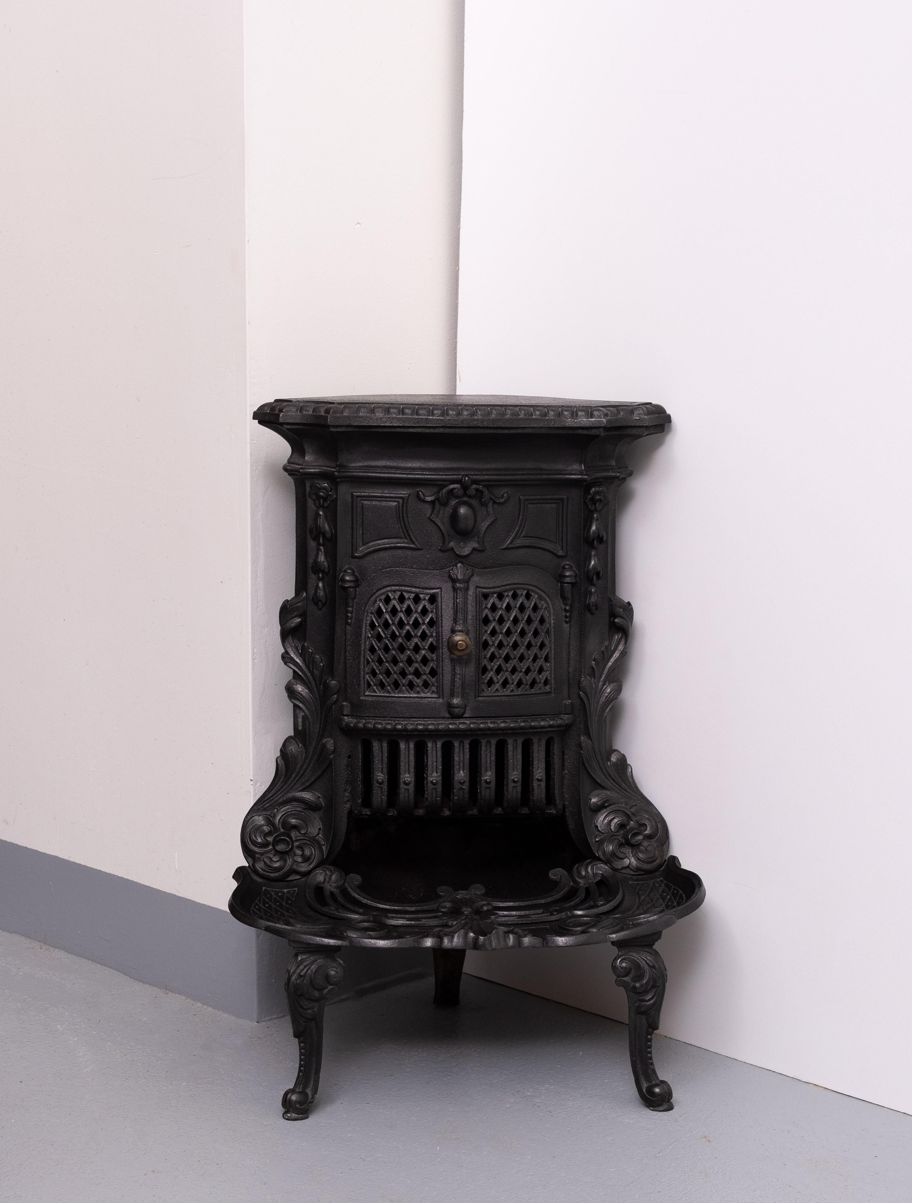 small Antique Cast Iron Fireplace  parlor stove  France en vente 1