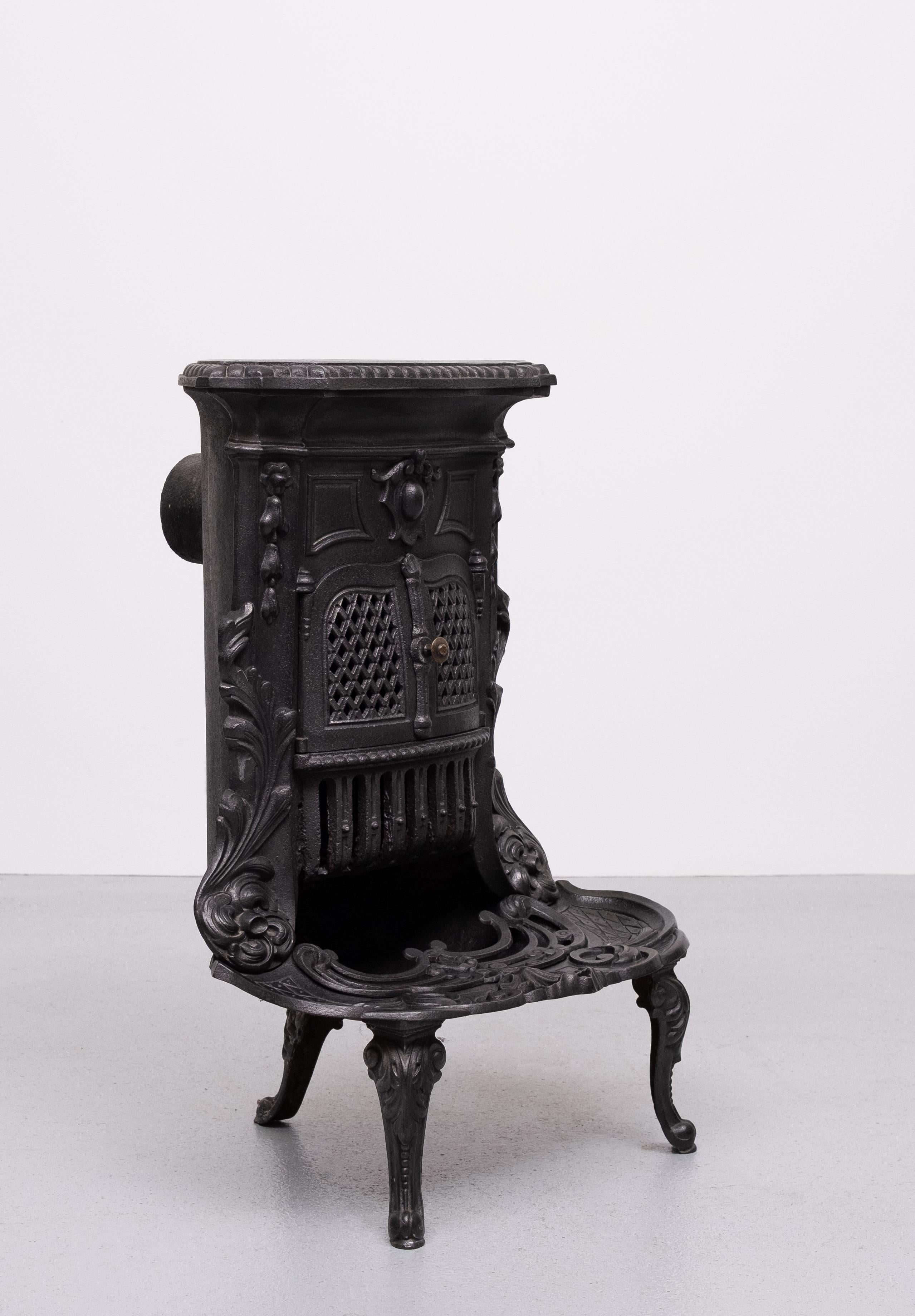 small Antique Cast Iron Fireplace  parlor stove  France en vente 2