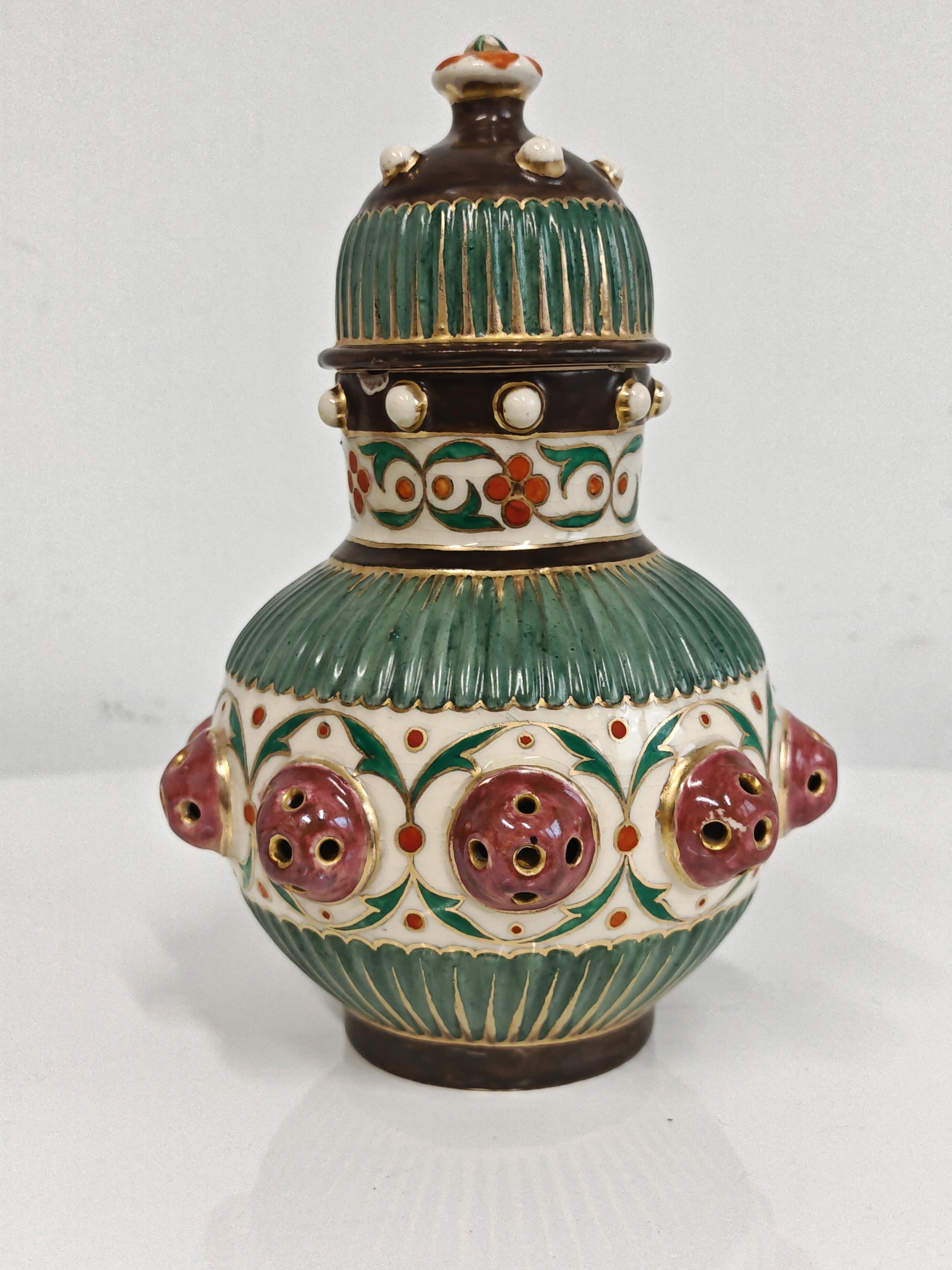 Hongrois Petit pichet ancien en céramique de Zsolnay, Hongrie, 19e siècle en vente