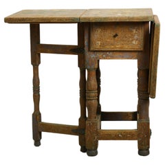 Piccolo tavolo barocco a foglie cadenti di Charme Antiques proveniente dalla Svezia settentrionale in pino