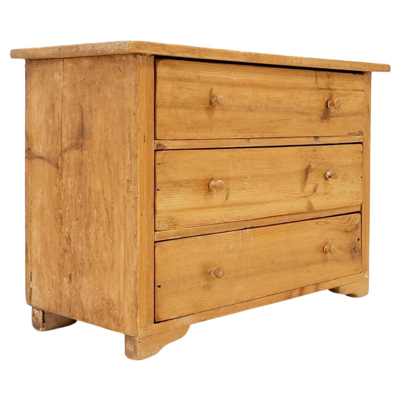 Small antique chest of drawers in solid wood with 3 drawers