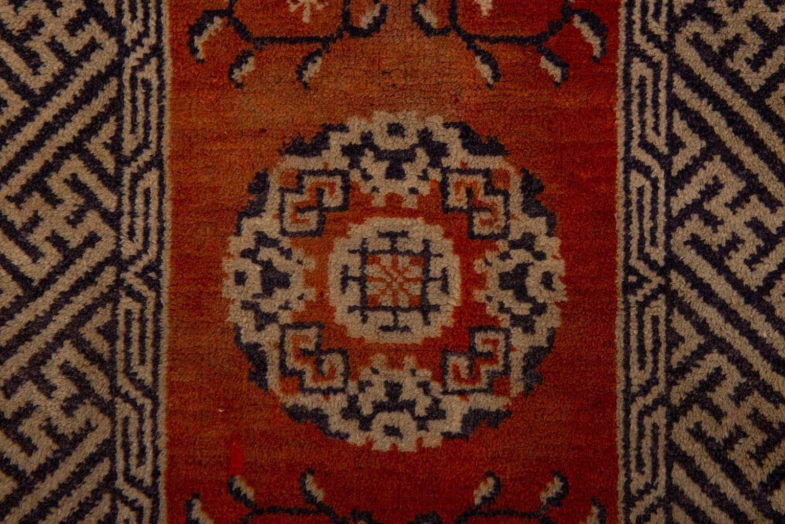 Small Antique Chinese Carpet In Good Condition In Alessandria, Piemonte