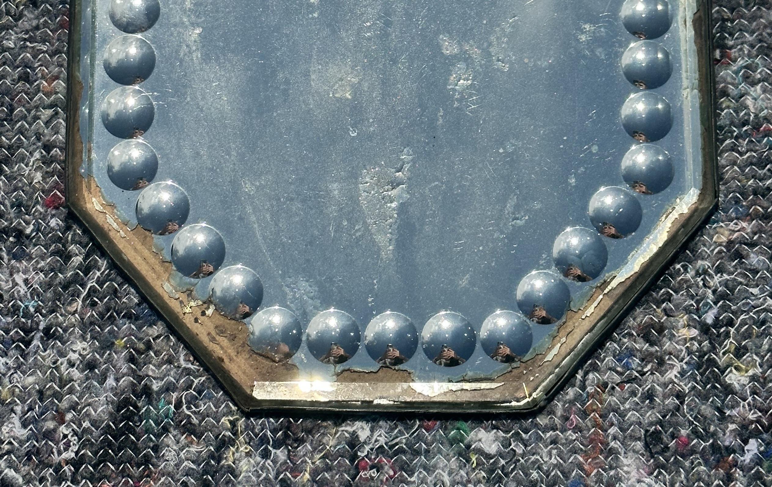 Kleine antike circa 1880 Oval Sorcerer's Mirror gestempelt Made in England zu zurück (Spiegel) im Angebot