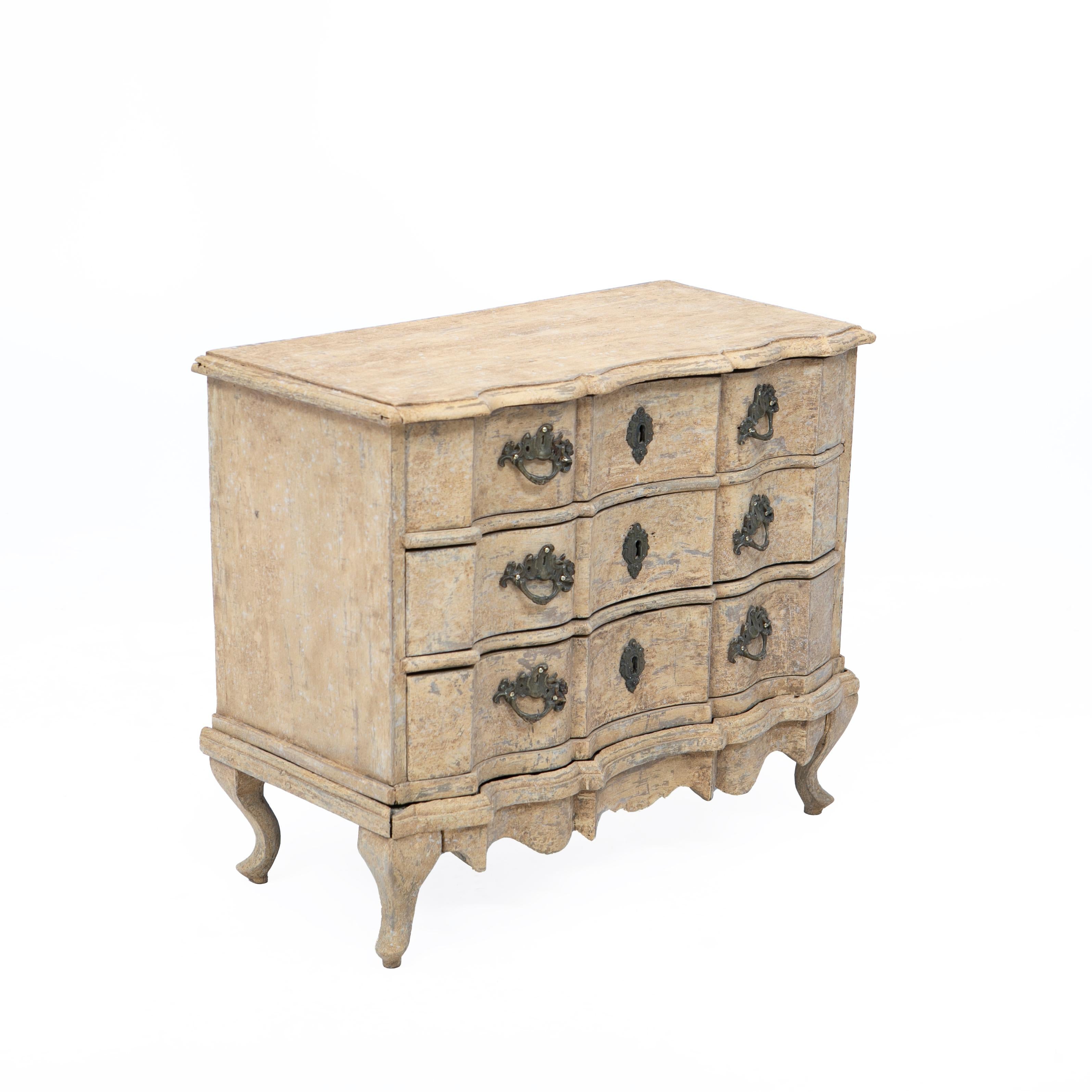 Small Danish rococo breakfront chest of three drawers.

Crafted in oak wood and later professional painted in a light ocher yellow with a lovely patina.

Denmark 1750-1760