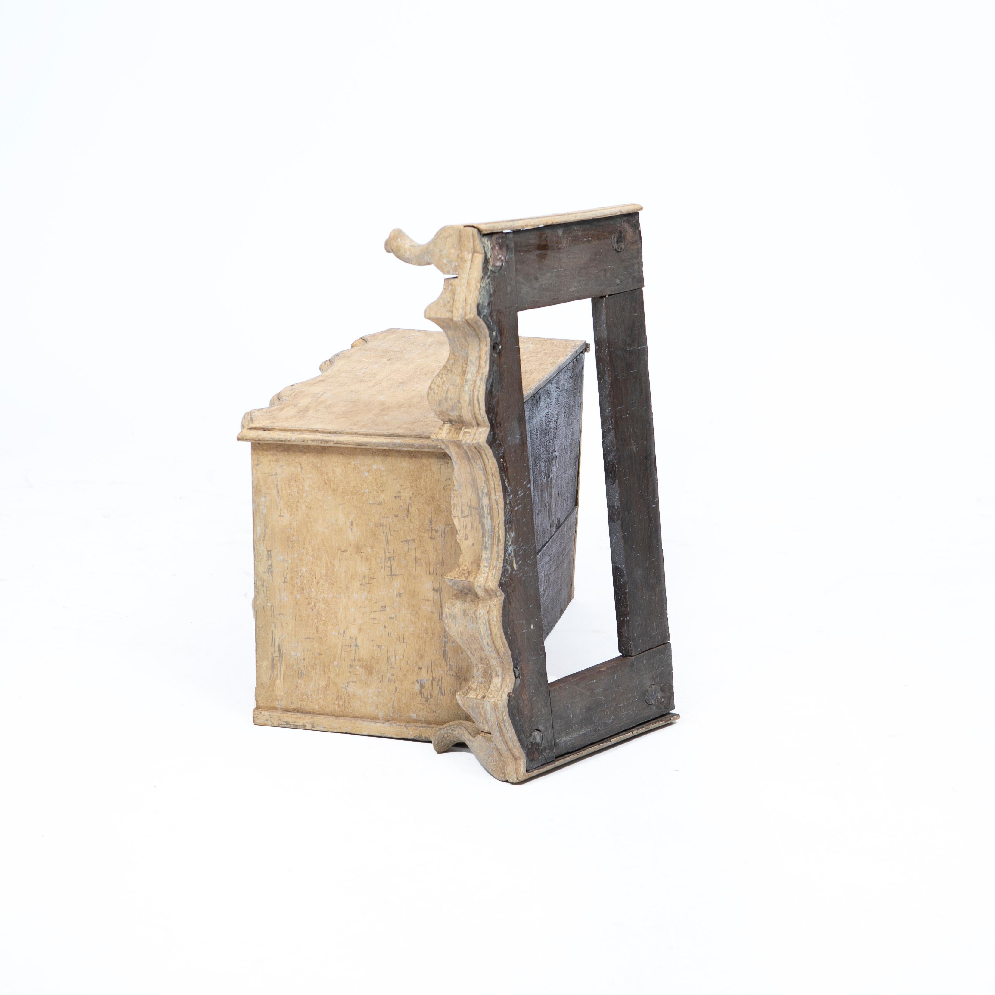 Kleine antike dänische Rokoko-Schubladen-Kommode aus dem 18. im Zustand „Gut“ im Angebot in Kastrup, DK