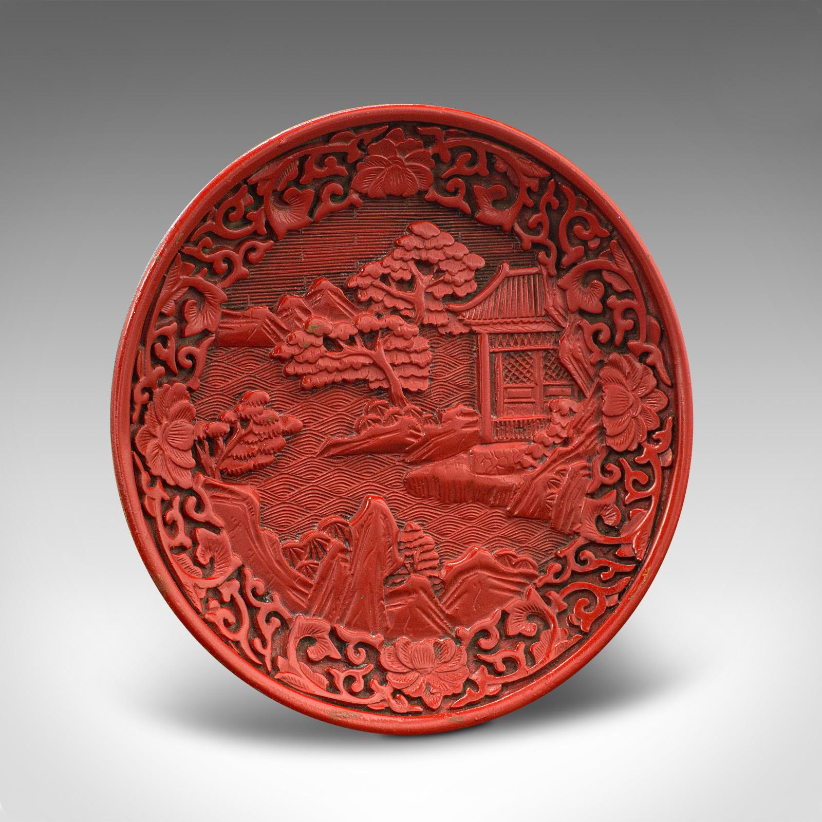 Autre Petit plat Cinnabar décoratif ancien, chinois, assiette d'exposition, Qing, victorien en vente