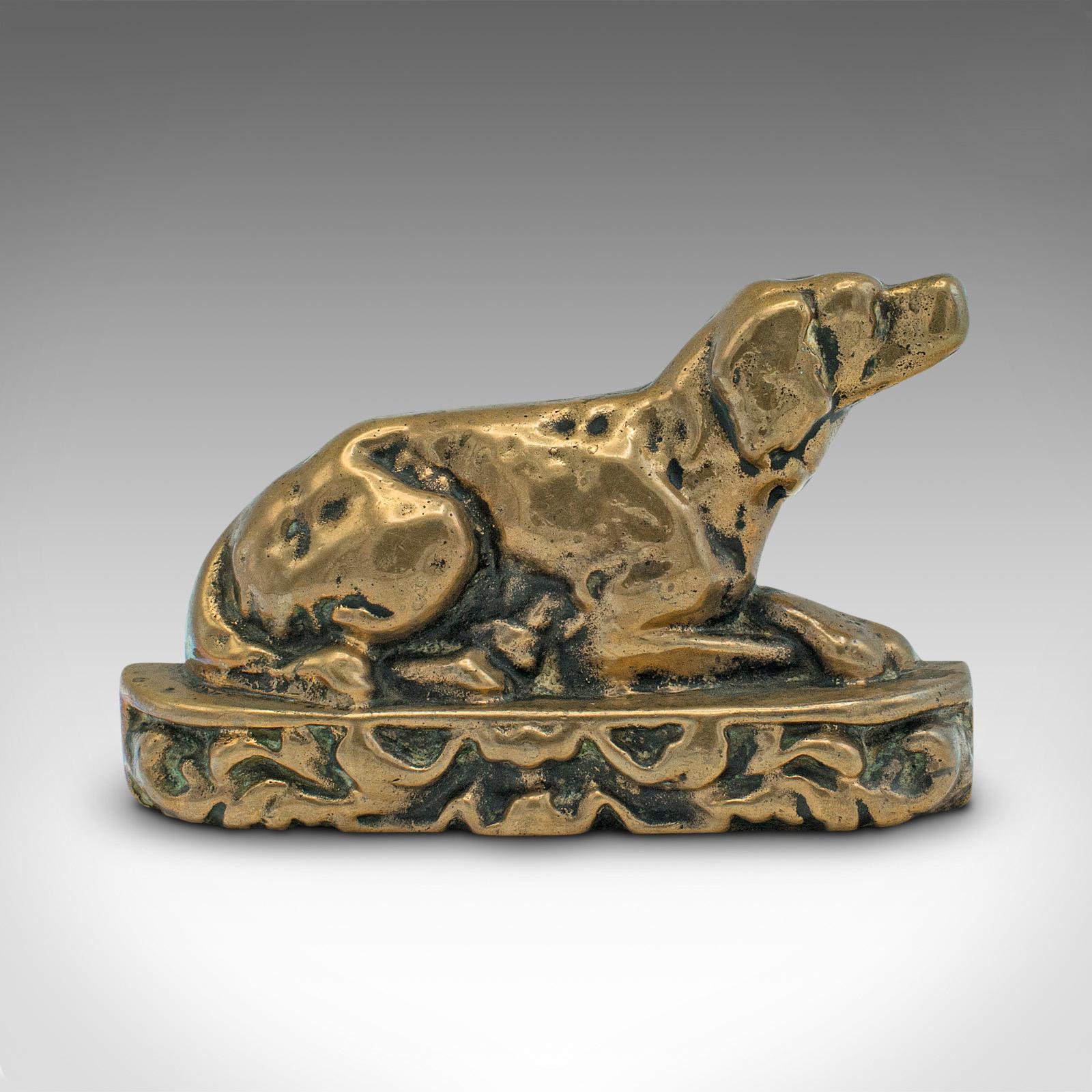 This is a small antique decorative door stop. An English, bronze doorstopper in Labrador Retriever form, dating to the late Victorian period, circa 1900.

Of pleasing weight and wonderfully polished appearance
Displays a desirable aged patina and