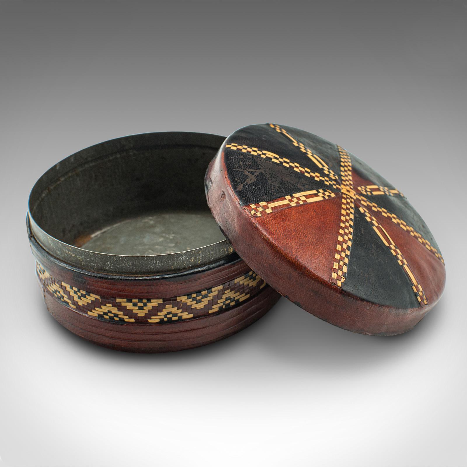 
Se trata de una pequeña lata de escritorio antigua. Maceta inglesa de escritorio vestida de cuero marroquí, de la época eduardiana, hacia 1910.

Atractiva artesanía de cuero con gran colorido
Muestra una deseable pátina envejecida, ligeramente