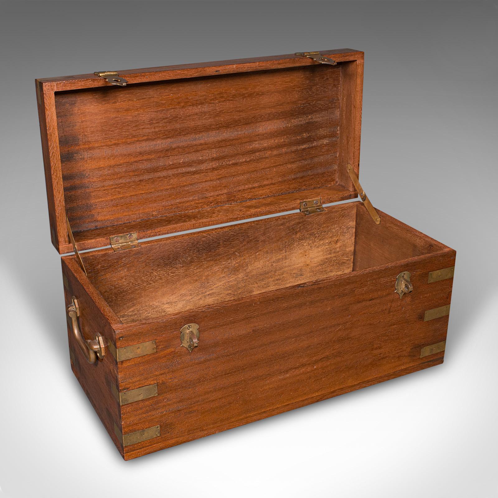 Si tratta di una piccola cassapanca da esposizione di un negozio di antiquariato. Un baule da campagna in miniatura indiano, in teak e ottone, risalente al tardo periodo vittoriano, circa 1900. Una cassetta da esposizione meravigliosamente