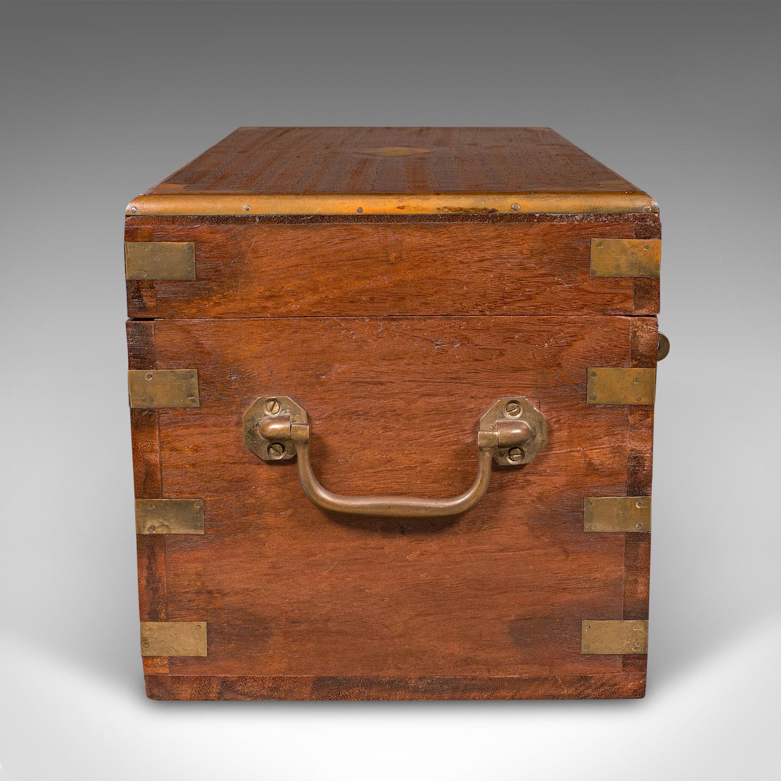Indiano Piccolo baule da esposizione antico, indiano, teak, baule da Campaigner in miniatura, vittoriano in vendita