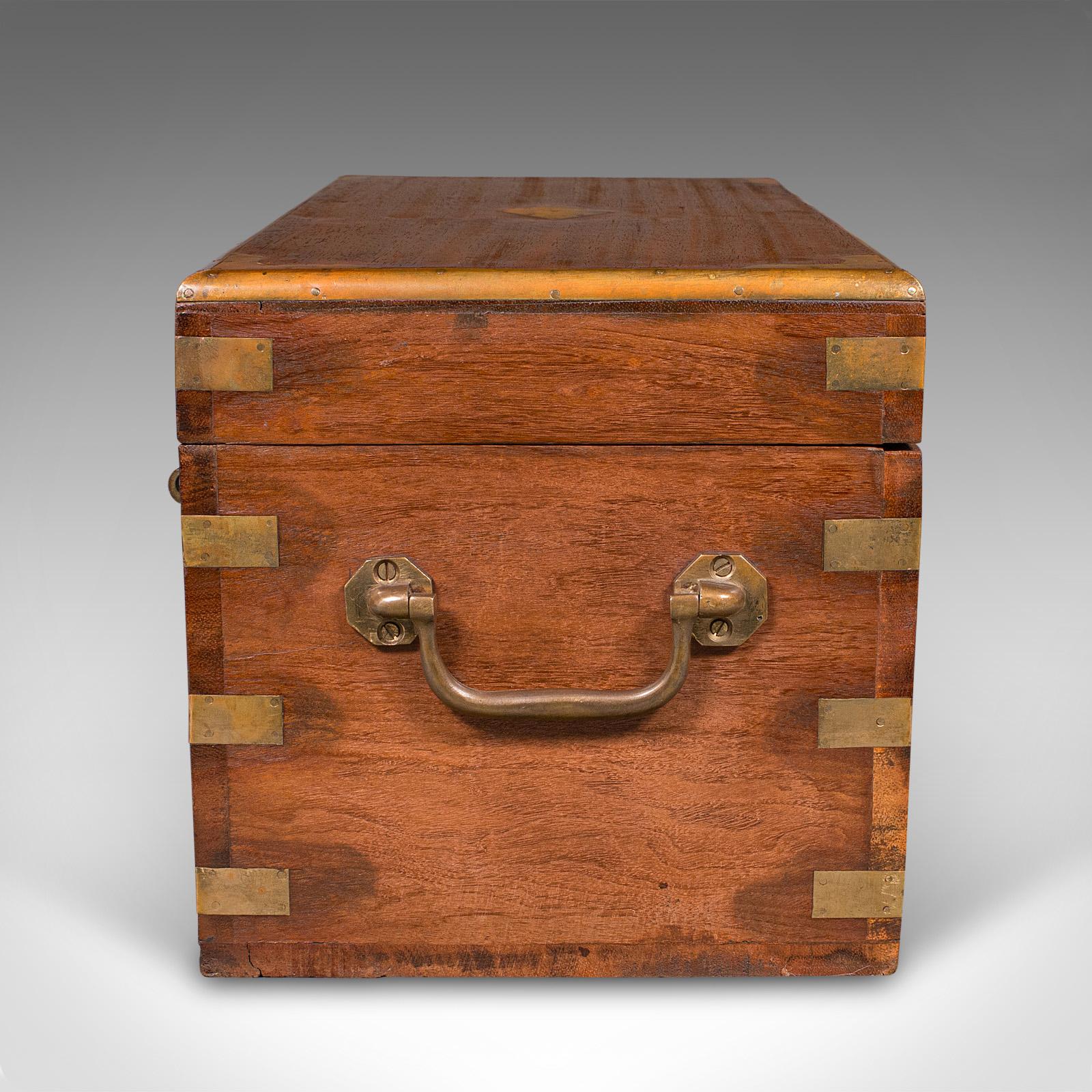 XX secolo Piccolo baule da esposizione antico, indiano, teak, baule da Campaigner in miniatura, vittoriano in vendita