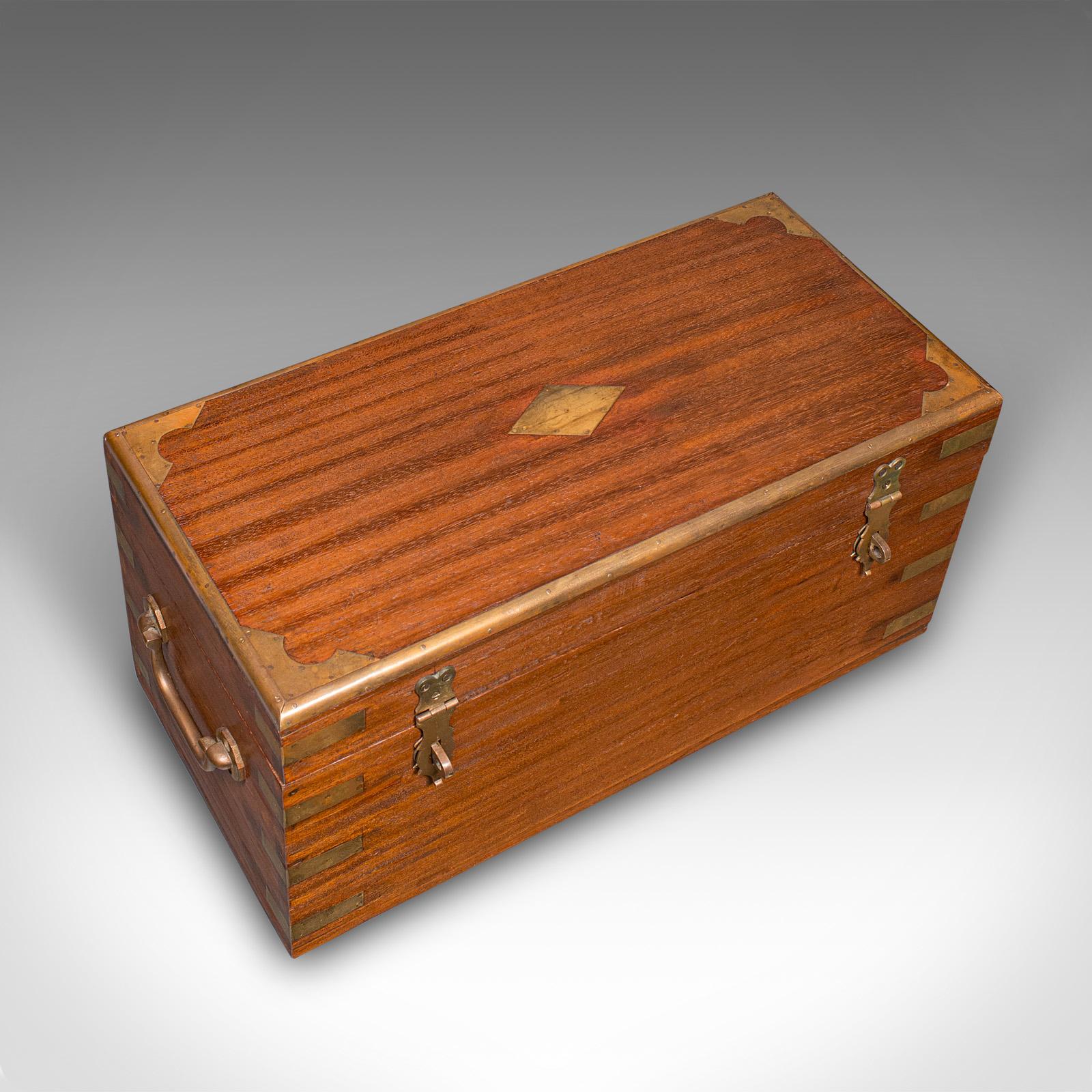 Ottone Piccolo baule da esposizione antico, indiano, teak, baule da Campaigner in miniatura, vittoriano in vendita