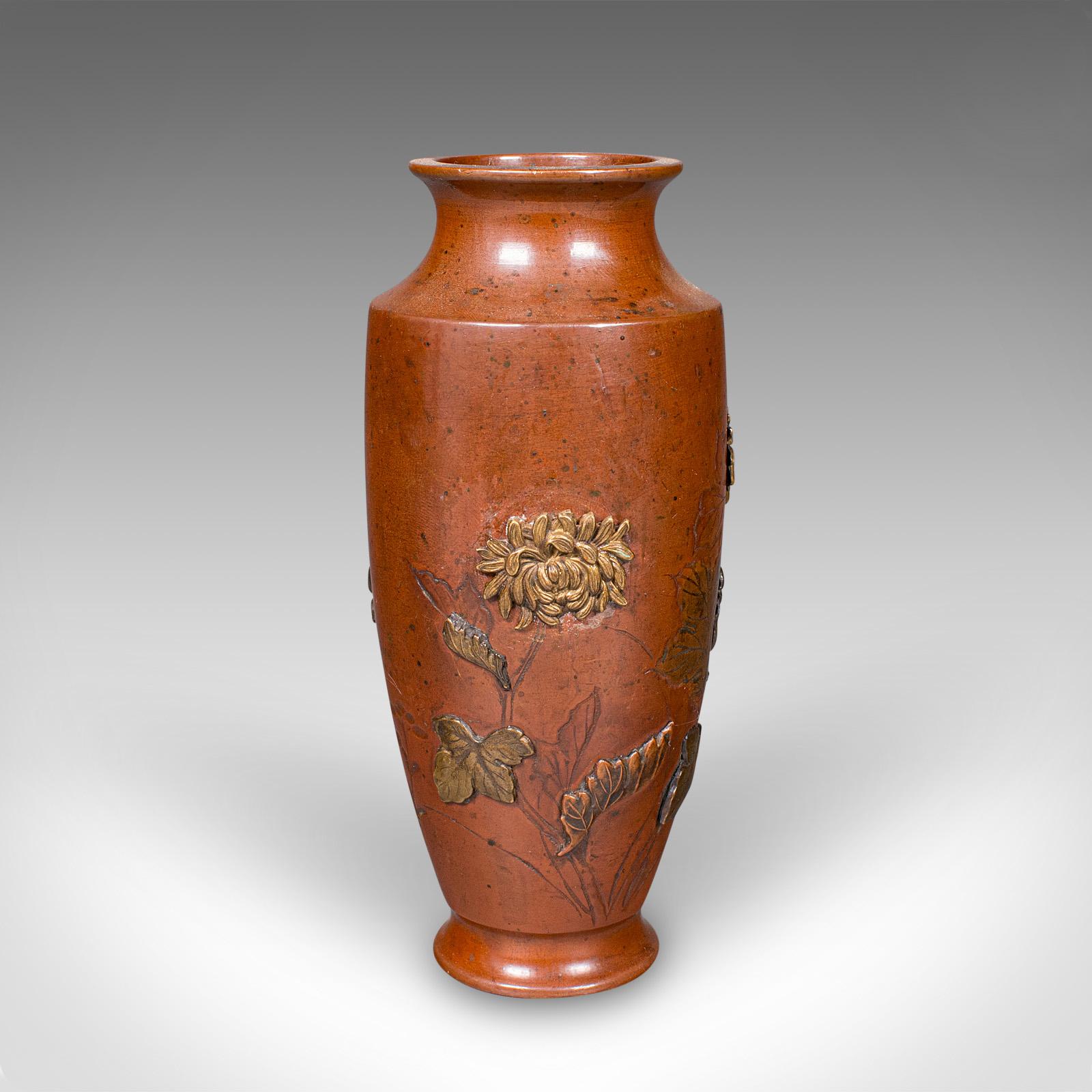 Si tratta di una piccola urna da esposizione antica. Vaso in bronzo giapponese di gusto Meiji, risalente al tardo periodo vittoriano, circa 1900. Un pezzo decorativo meravigliosamente piccolo con un fascino giapponese senza tempo.

Forma in bronzo