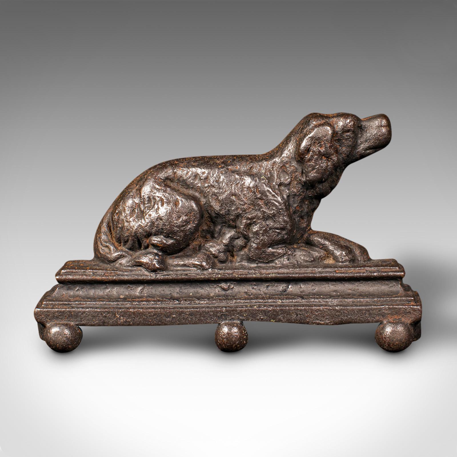 This is a small antique dog door stop. An English, cast iron decorative doorstopper in Retriever form, dating to the late Victorian period, circa 1900.

Charming door stop ideal for the dog lover
Displaying a desirable aged patina and in good