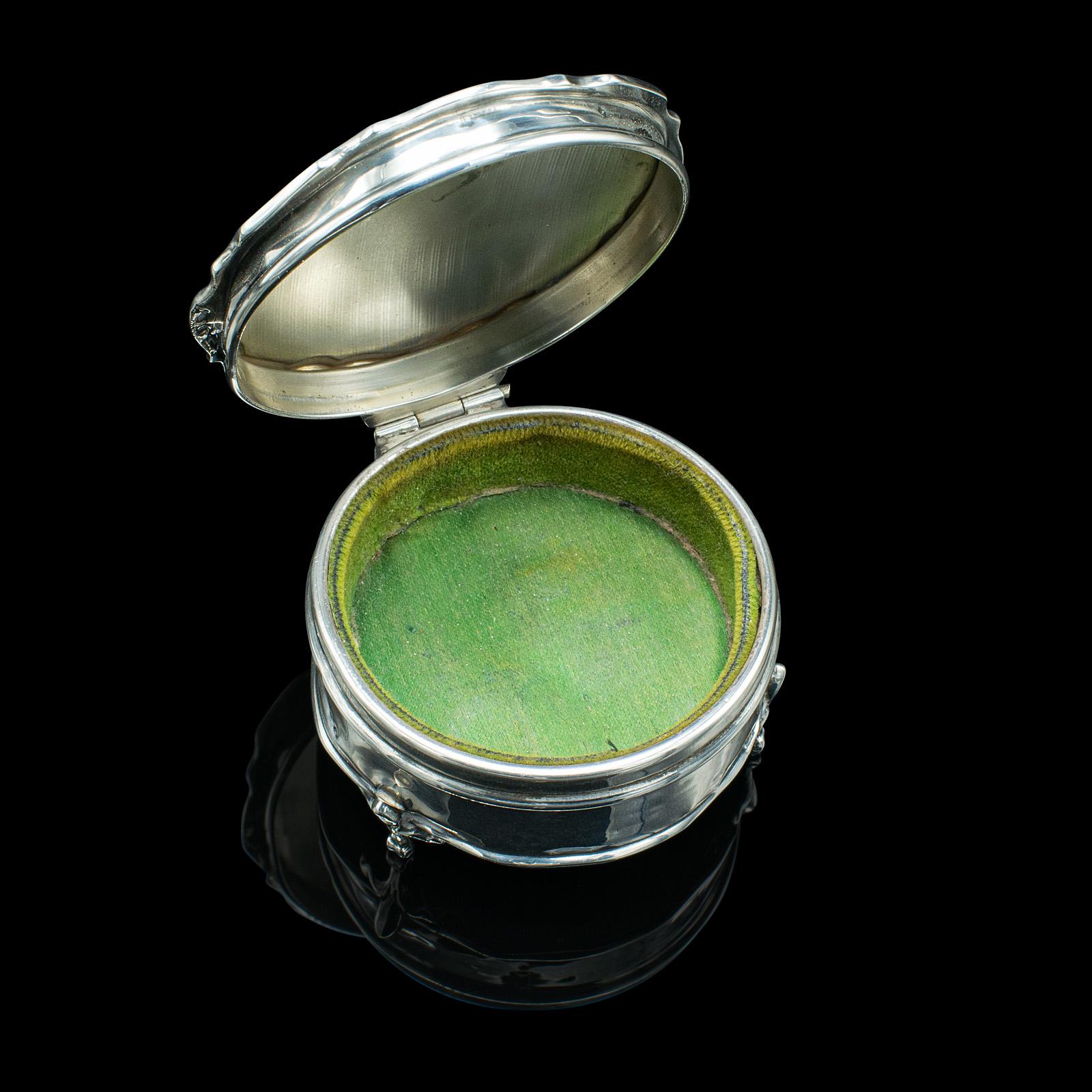 Argent sterling Petite boîte à bagues de coiffeuse ancienne, en argent anglais, Hallmark de Birmingham, 1921 en vente