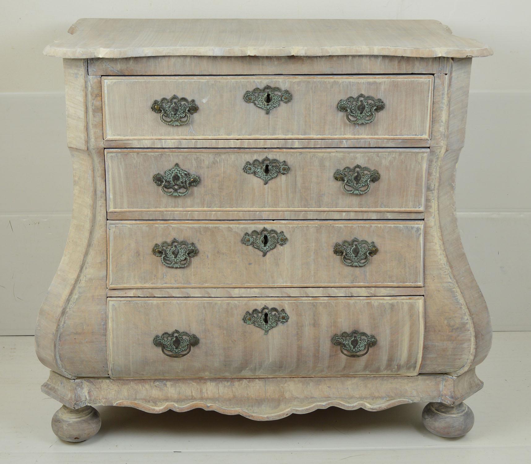 Wonderful Dutch Baroque style commode or chest of drawers.

Small proportions.

Burl walnut veneer on an oak carcase.

The piece has been recently limed to enhance the beautiful grain in the wood.

Original feet and hardware.

Please note