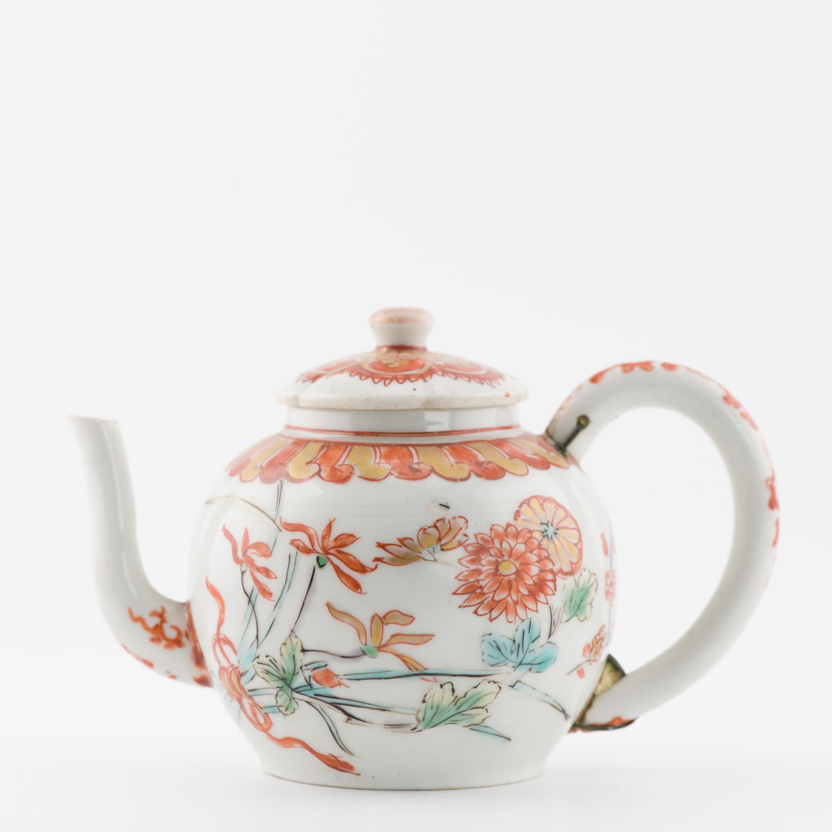 Description

Rare et magnifique théière en porcelaine japonaise. Taille et forme inhabituelles, en particulier avec la très grande poignée. Belle scène émaillée avec des fleurs.

Condit
Poignée restaurée avec Crams. Frittes minimes à l'intérieur du