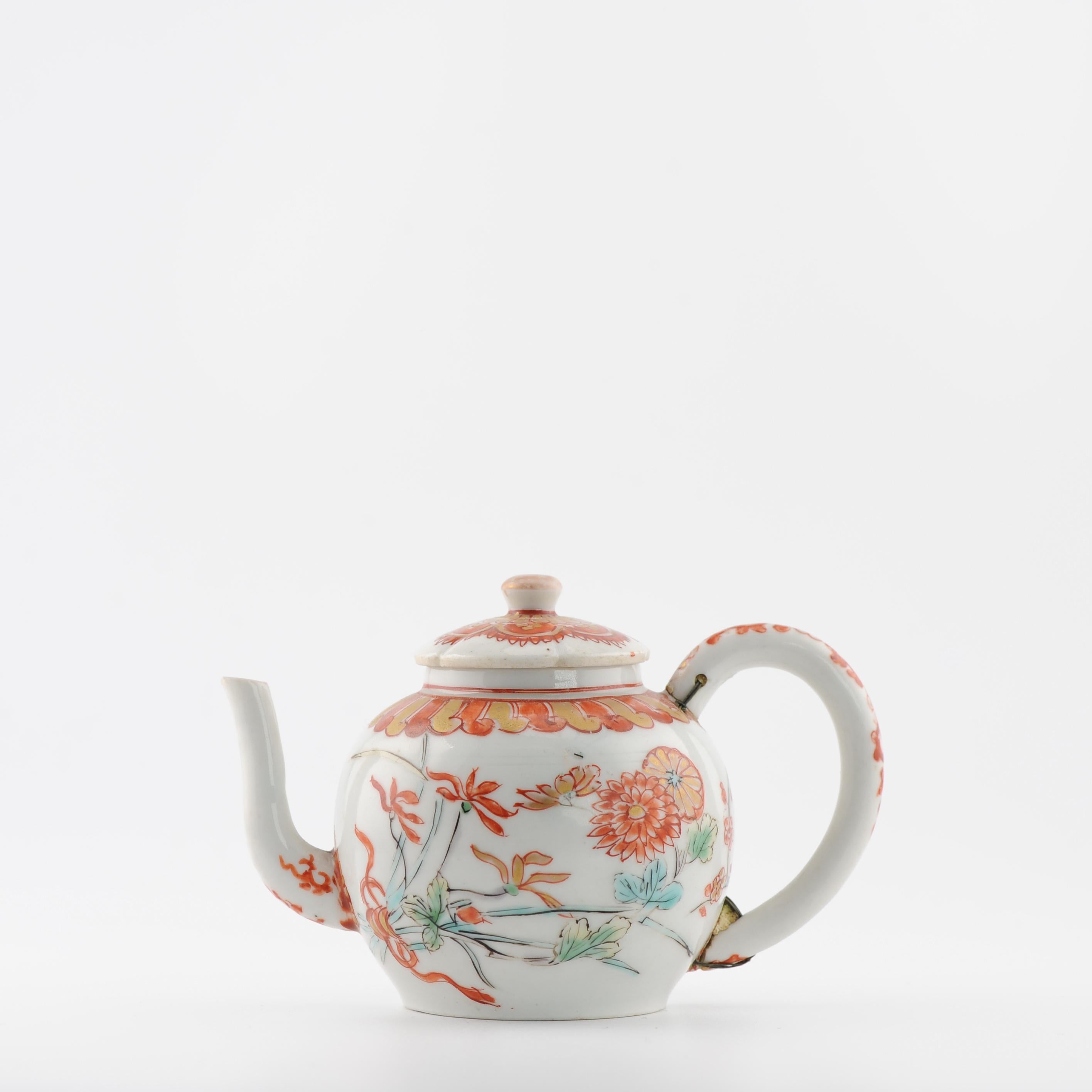 Petite théière japonaise ancienne du début du 18e siècle en porcelaine de la période Edo, émaillée Imari Bon état - En vente à Amsterdam, Noord Holland