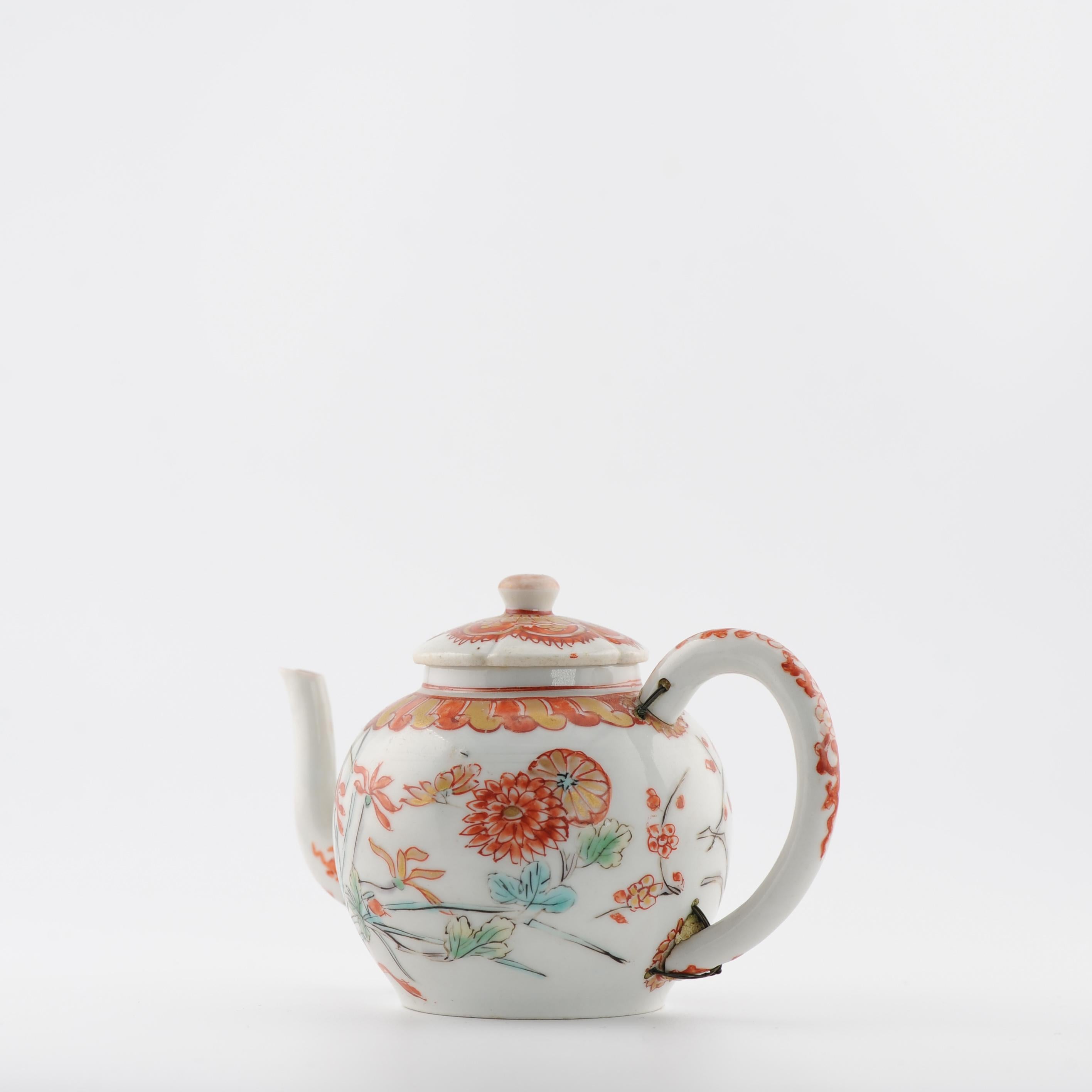 XVIIIe siècle et antérieur Petite théière japonaise ancienne du début du 18e siècle en porcelaine de la période Edo, émaillée Imari en vente