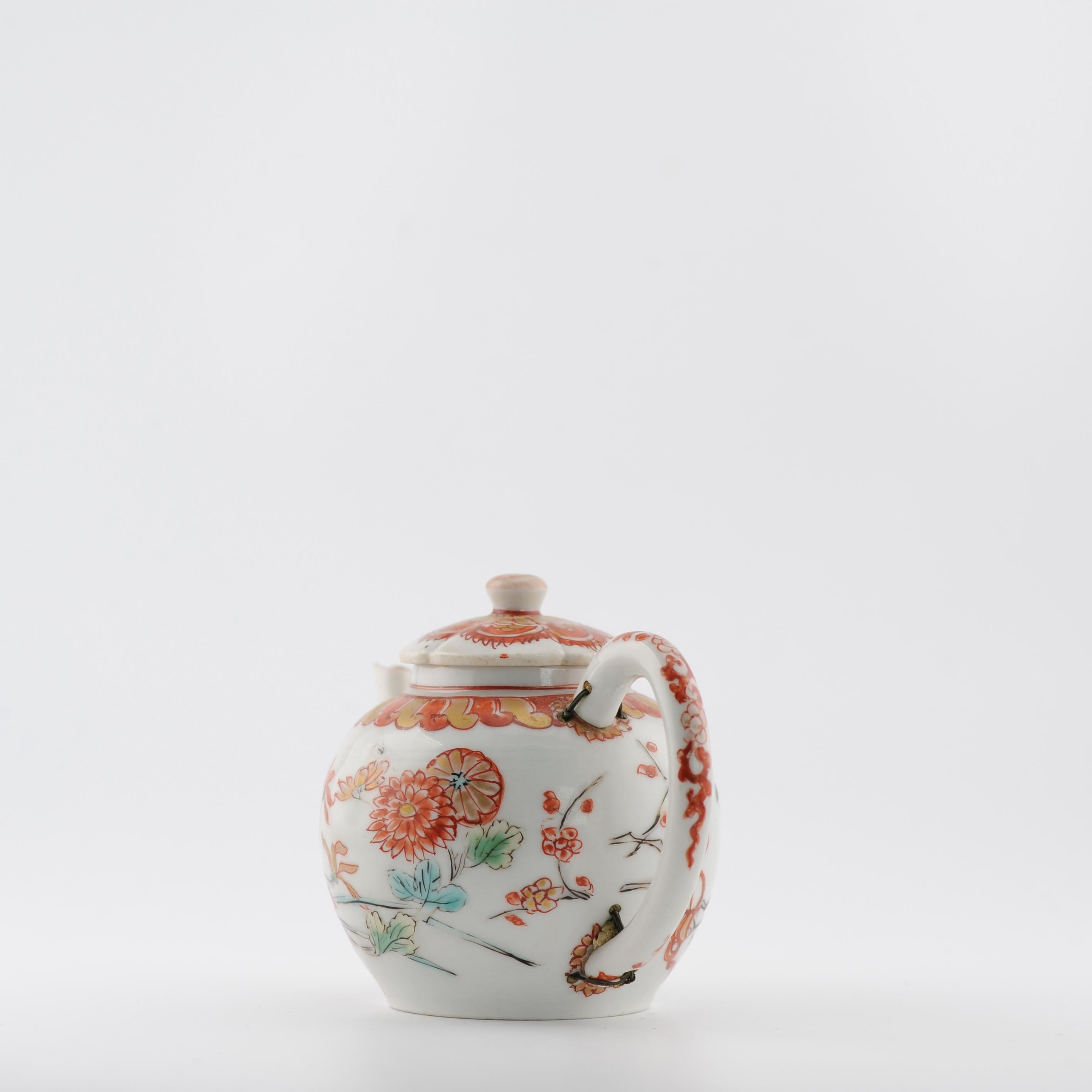 Porcelaine Petite théière japonaise ancienne du début du 18e siècle en porcelaine de la période Edo, émaillée Imari en vente
