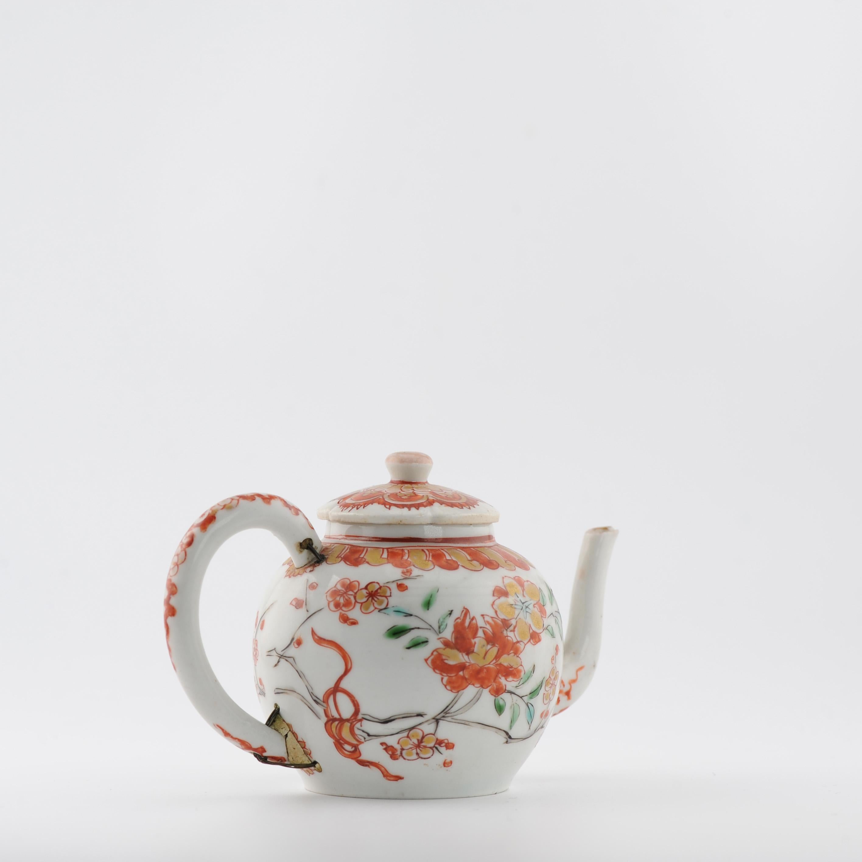 Petite théière japonaise ancienne du début du 18e siècle en porcelaine de la période Edo, émaillée Imari en vente 3