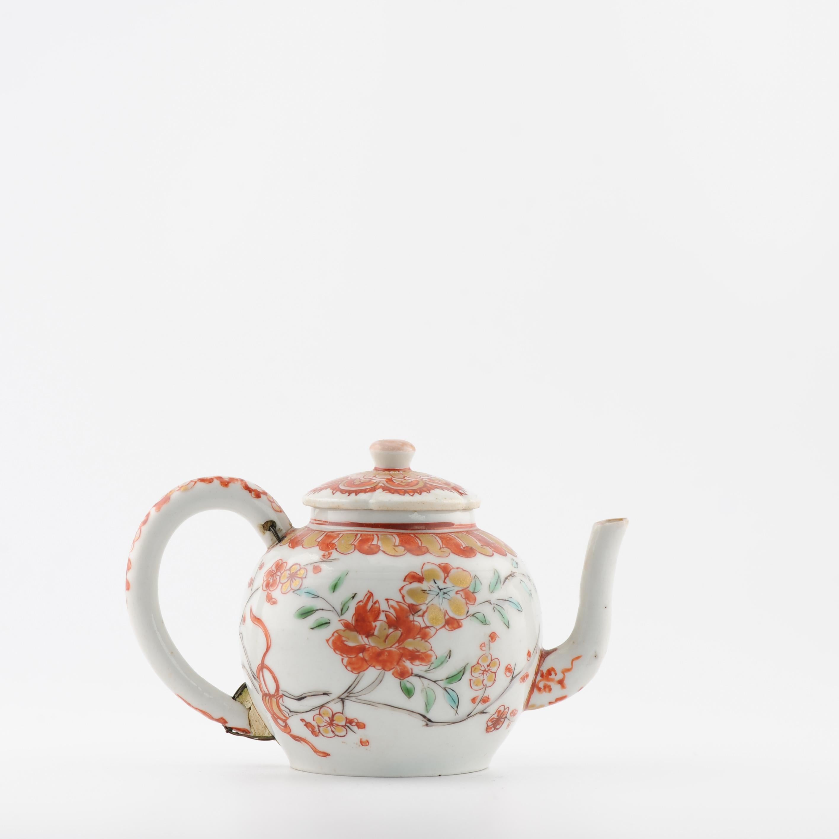Petite théière japonaise ancienne du début du 18e siècle en porcelaine de la période Edo, émaillée Imari en vente 4