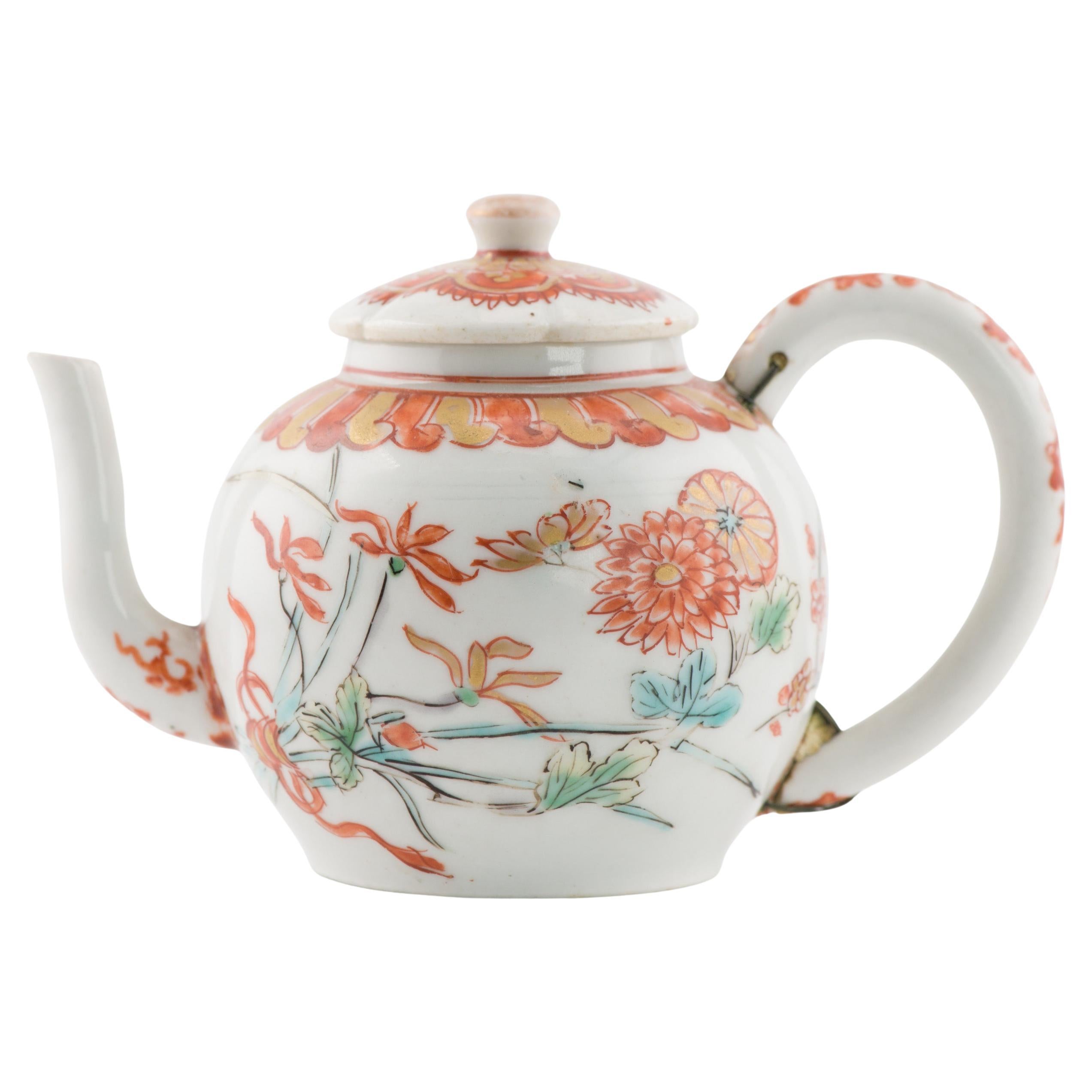 Petite théière japonaise ancienne du début du 18e siècle en porcelaine de la période Edo, émaillée Imari