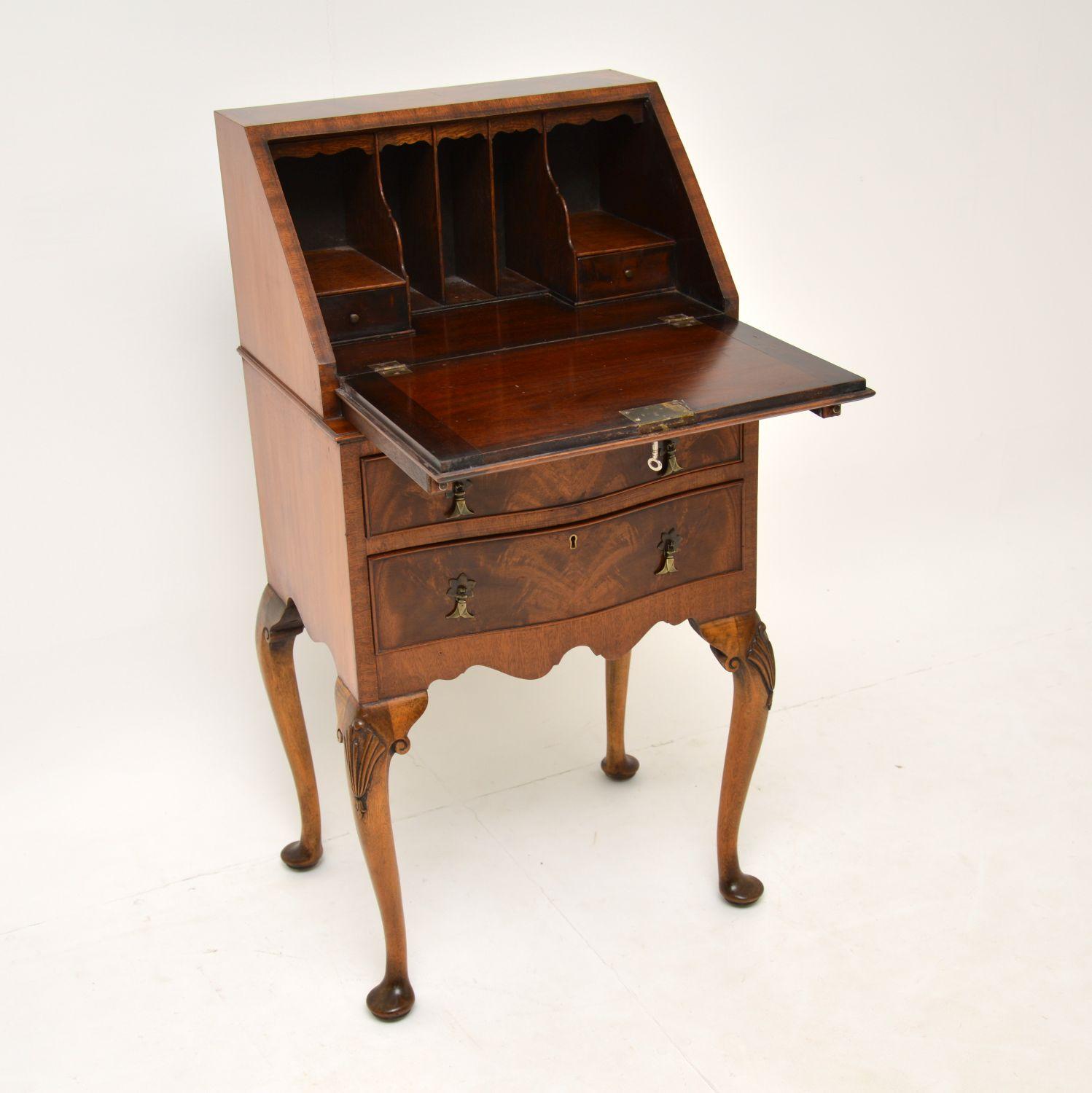 A beautiful and elegant antique writing bureau, dating from the 1890-1910 period.
This is of extremely fine quality, it is a lovely slim and useful size. The flame wood veneers are striking and have a beautiful colour. The construction is all solid