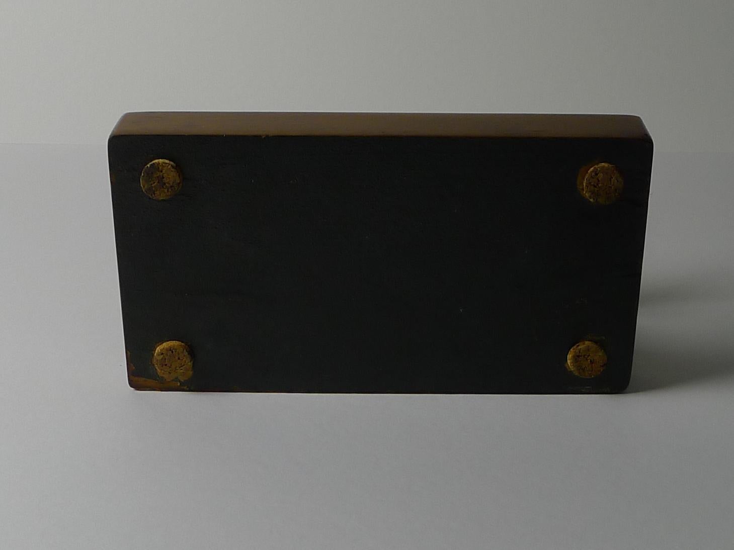 Une bonne petite paire de pèse-lettres du très célèbre Sampsons Mordan, le fabricant le plus recherché, signée au recto, S.Mordan & Co. London.

La base est en chêne et abrite un ensemble de quatre poids en fonte. Le porte-lettres est gravé avec