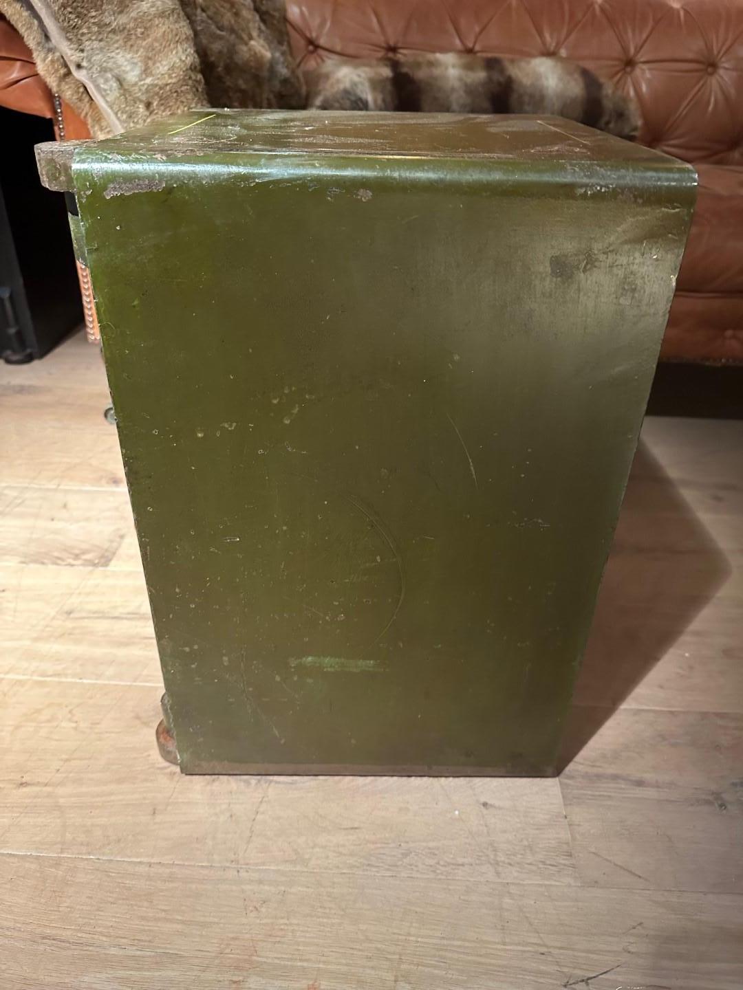 Pequeña caja fuerte inglesa antigua 6