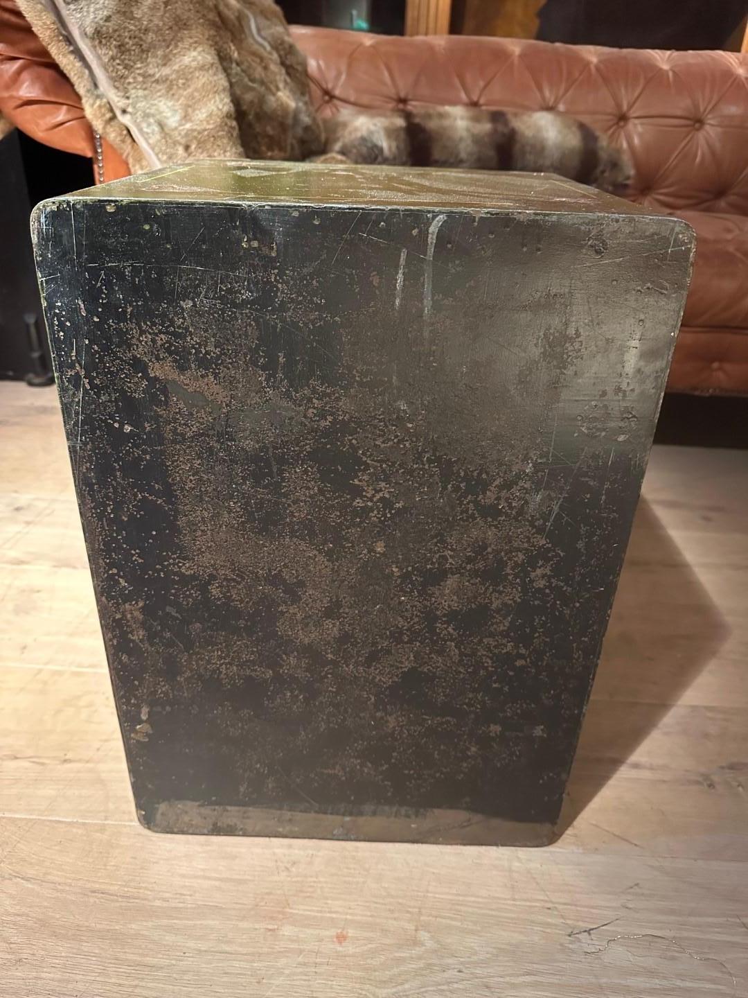 Pequeña caja fuerte inglesa antigua 7