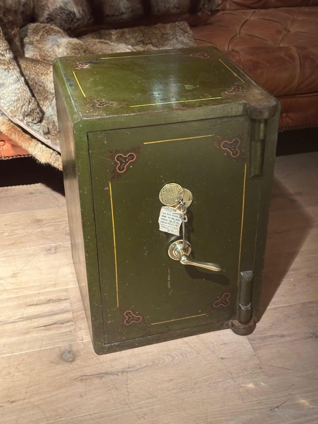 Pequeña caja fuerte inglesa antigua 9